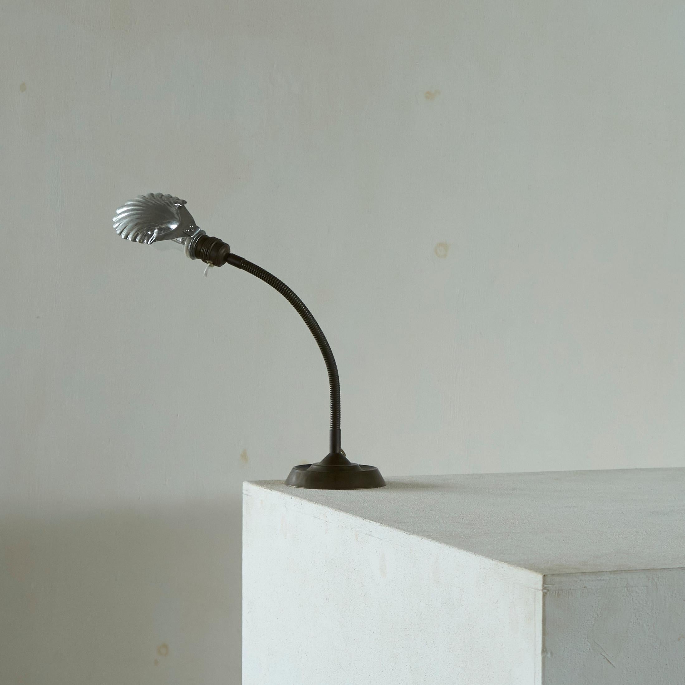 Art Decó Lámpara de Sobremesa Ajustable con Pantalla de Concha Bélgica Años 30.

Preciosa lámpara de sobremesa art decó de los años 30 con vástago regulable y pantalla en forma de concha. Muy elegante y muy versátil: la pantalla se puede colocar de