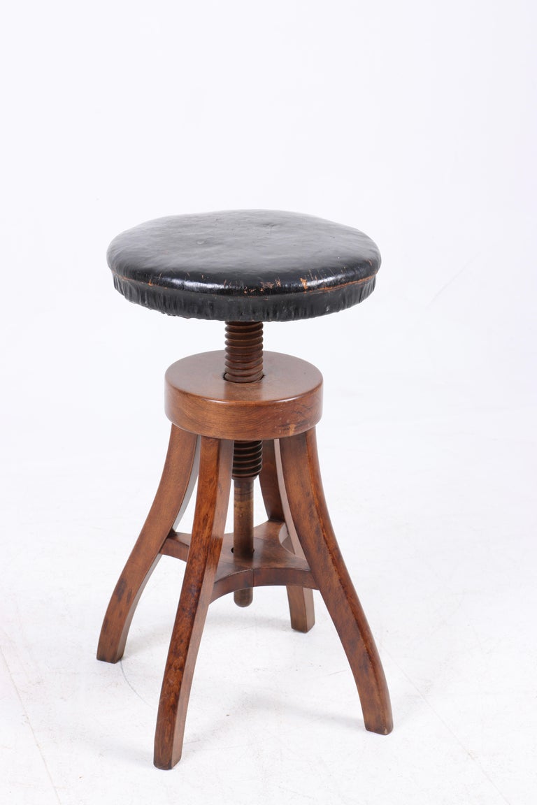 Tabouret d'artiste réglable en chêne et cuir patiné, Danemark, années 1930  En vente sur 1stDibs