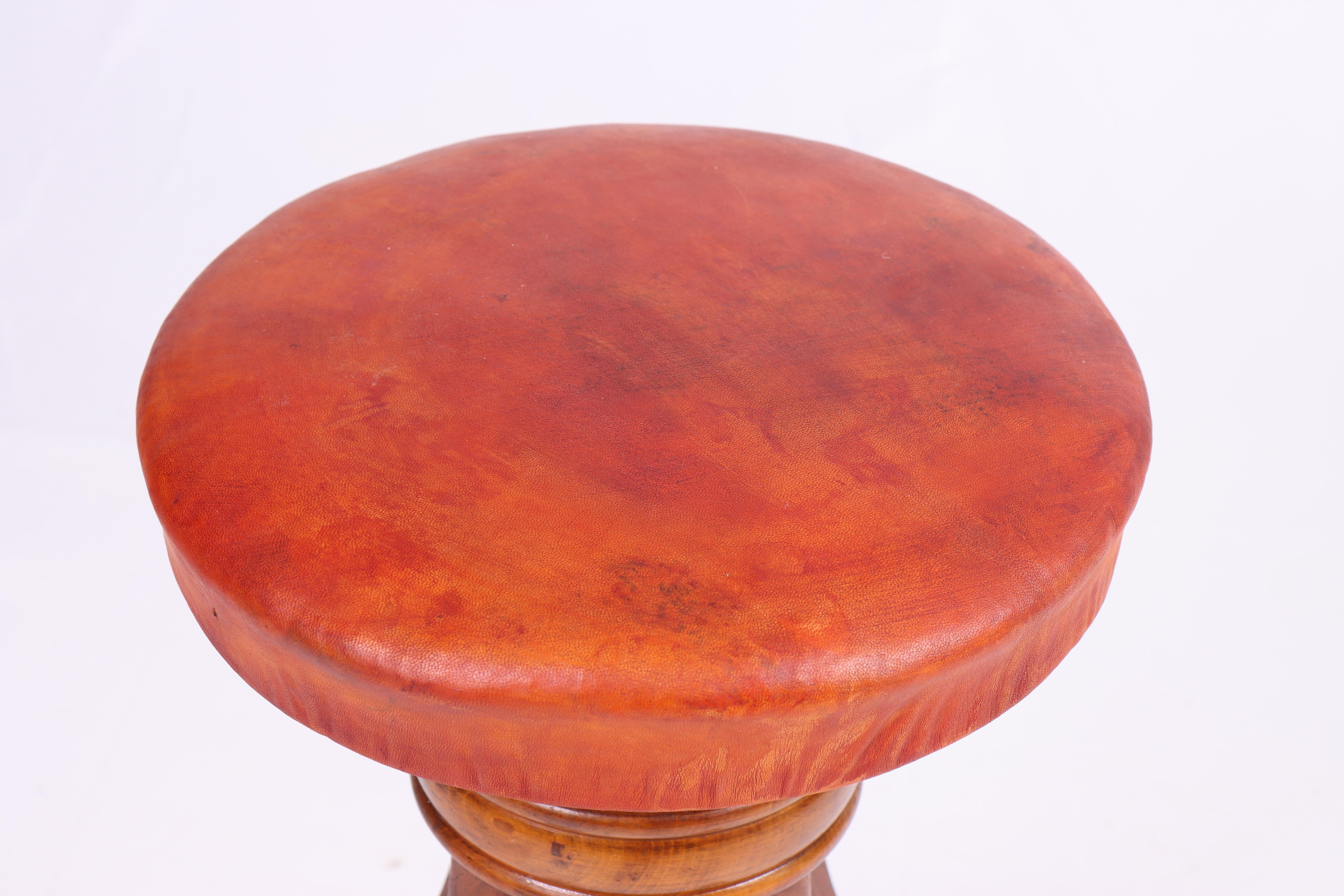 Danish Adjustable Artist Stool in Oak and Patinated Leather, Denmark, 1930s For Sale