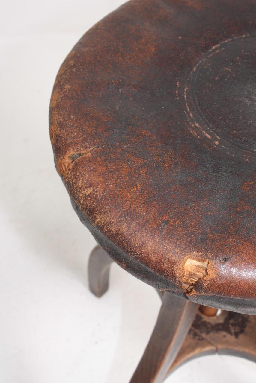 Adjustable Artist Stool in Oak and Patinated Leather, Denmark, 1930s In Fair Condition In Lejre, DK