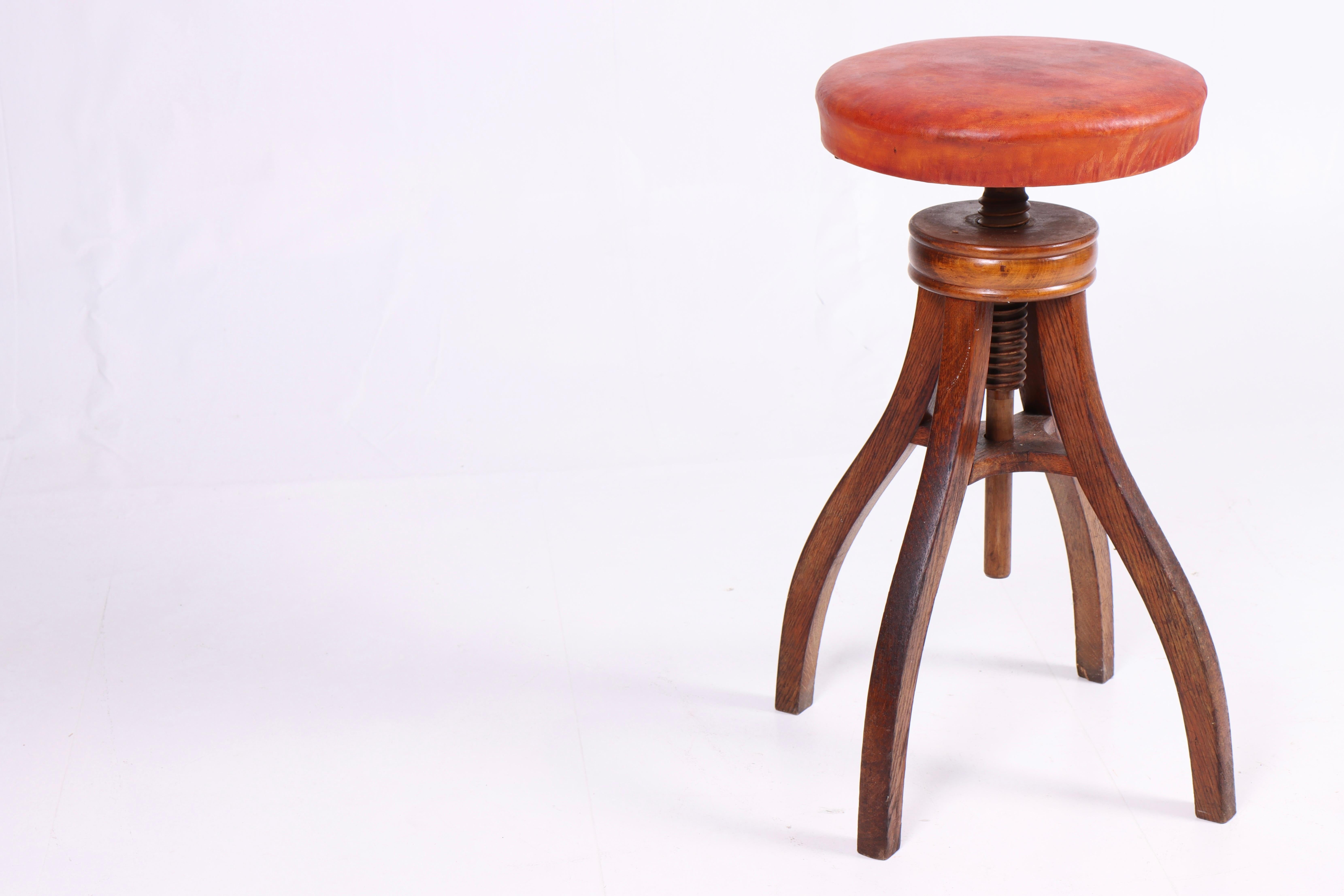 Adjustable Artist Stool in Oak and Patinated Leather, Denmark, 1930s In Good Condition For Sale In Lejre, DK