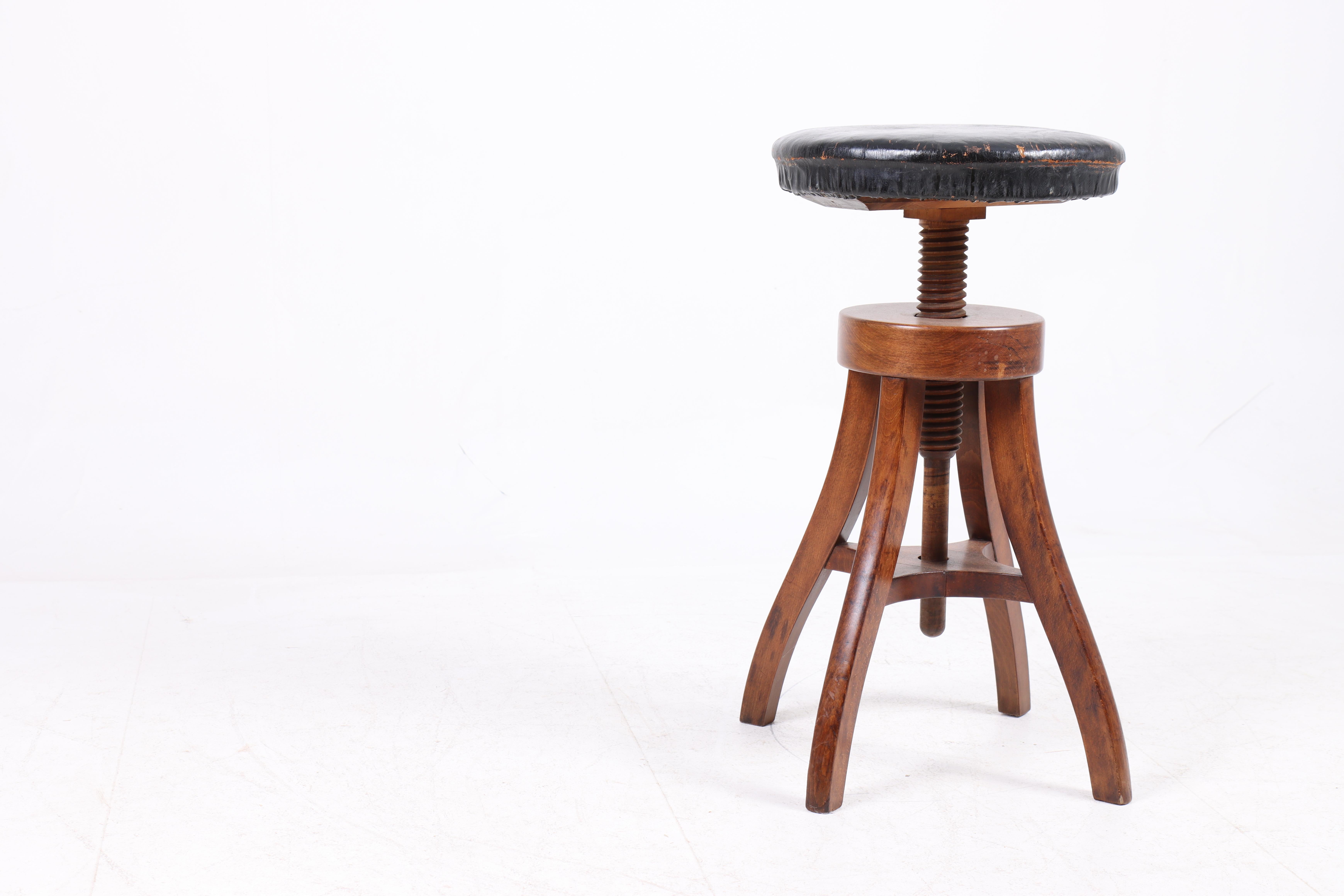 Adjustable Artist Stool in Oak and Patinated Leather, Denmark, 1930s In Good Condition In Lejre, DK