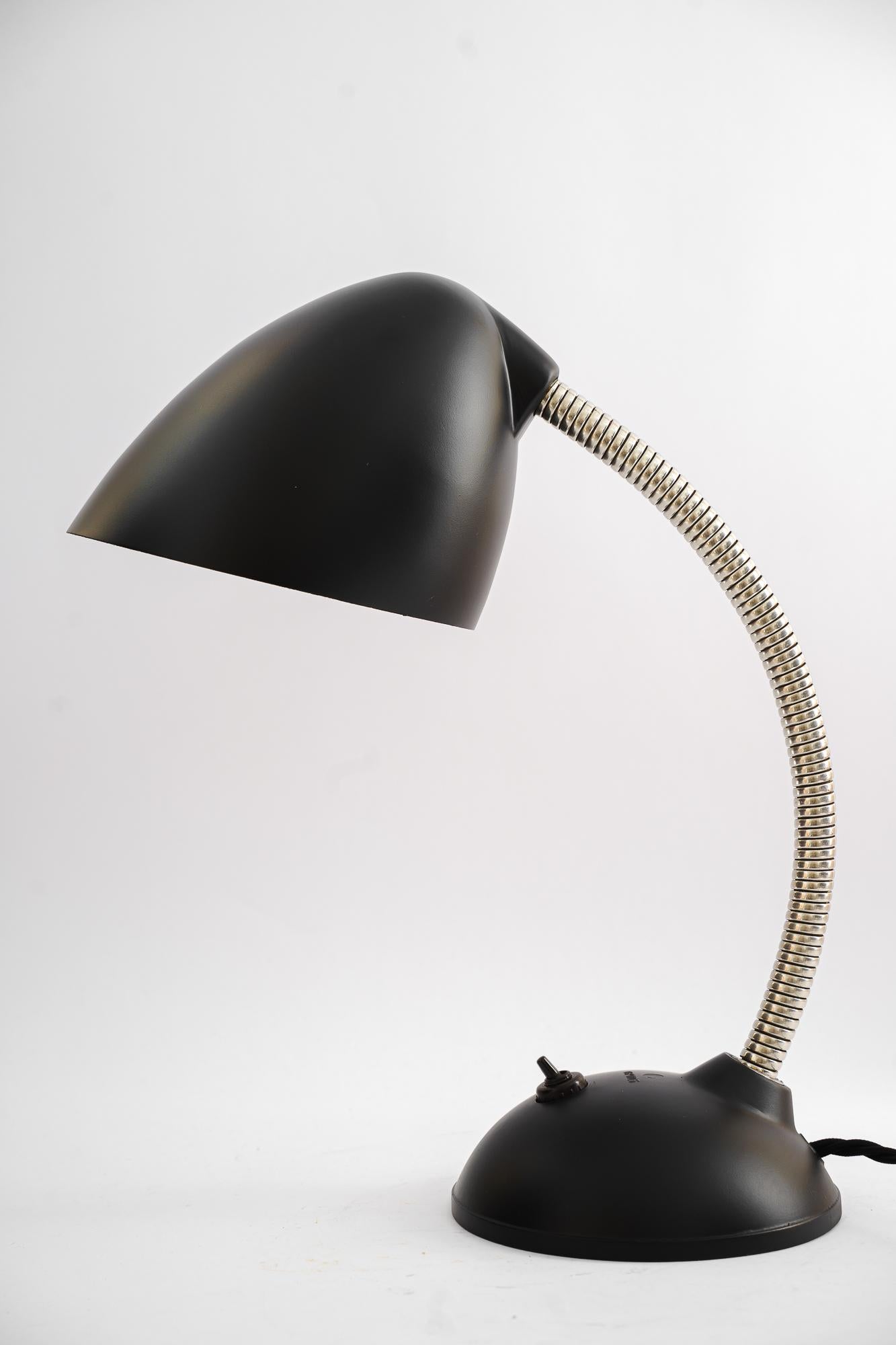 Lampe de table réglable en bakélite, Allemagne, vers les années 1940.
Noirci.
Nickelé.