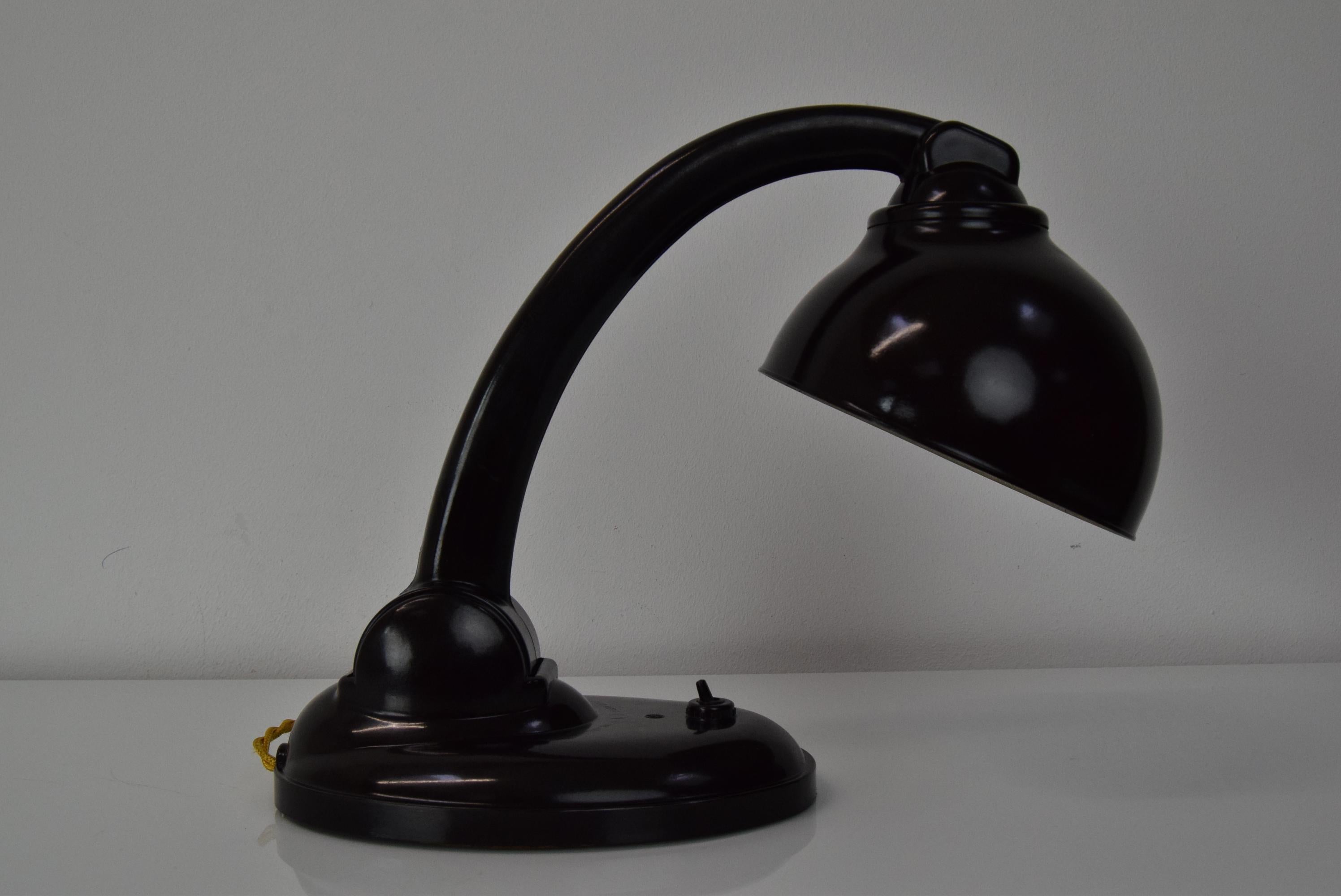 Bakélite Lampe de bureau réglable en bakélite, par Eric Kirkman Cole, années 1940 en vente