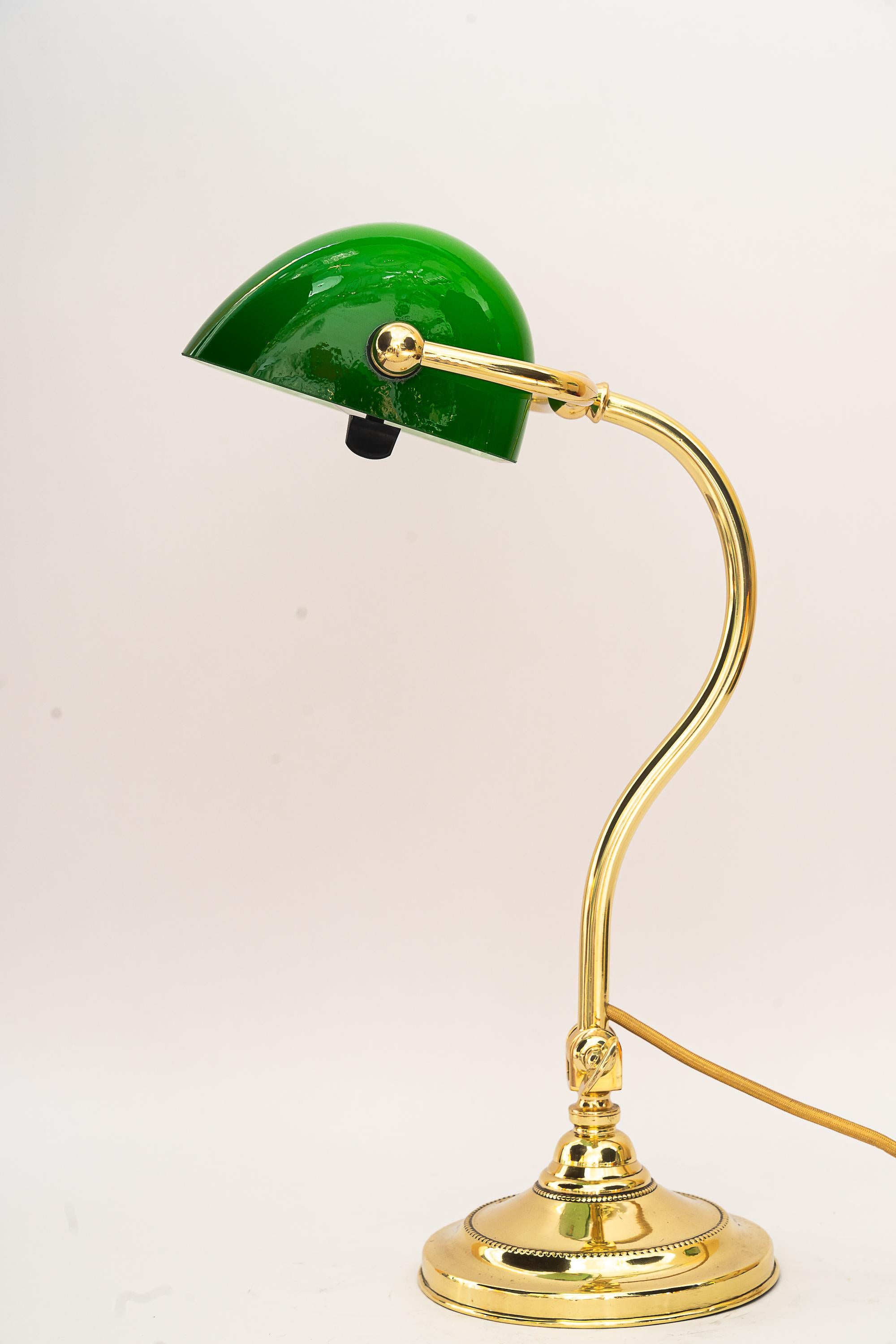 Adjustable Banker lamp around 1920s
Polished and stove enameled
Deep from 25cm up to 42cm
