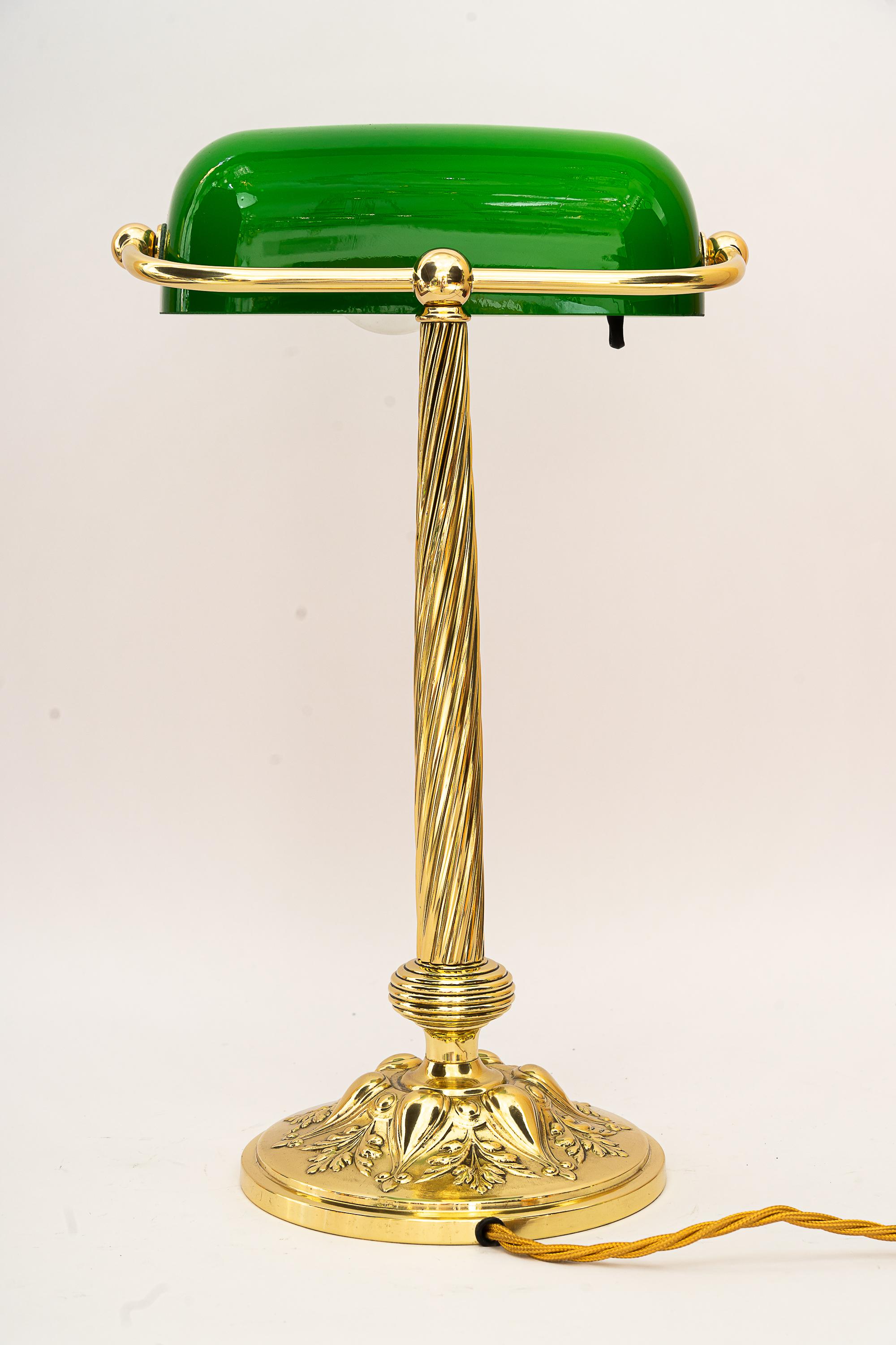 Lampe de banque réglable datant des années 1920
Laiton poli et émaillé au four