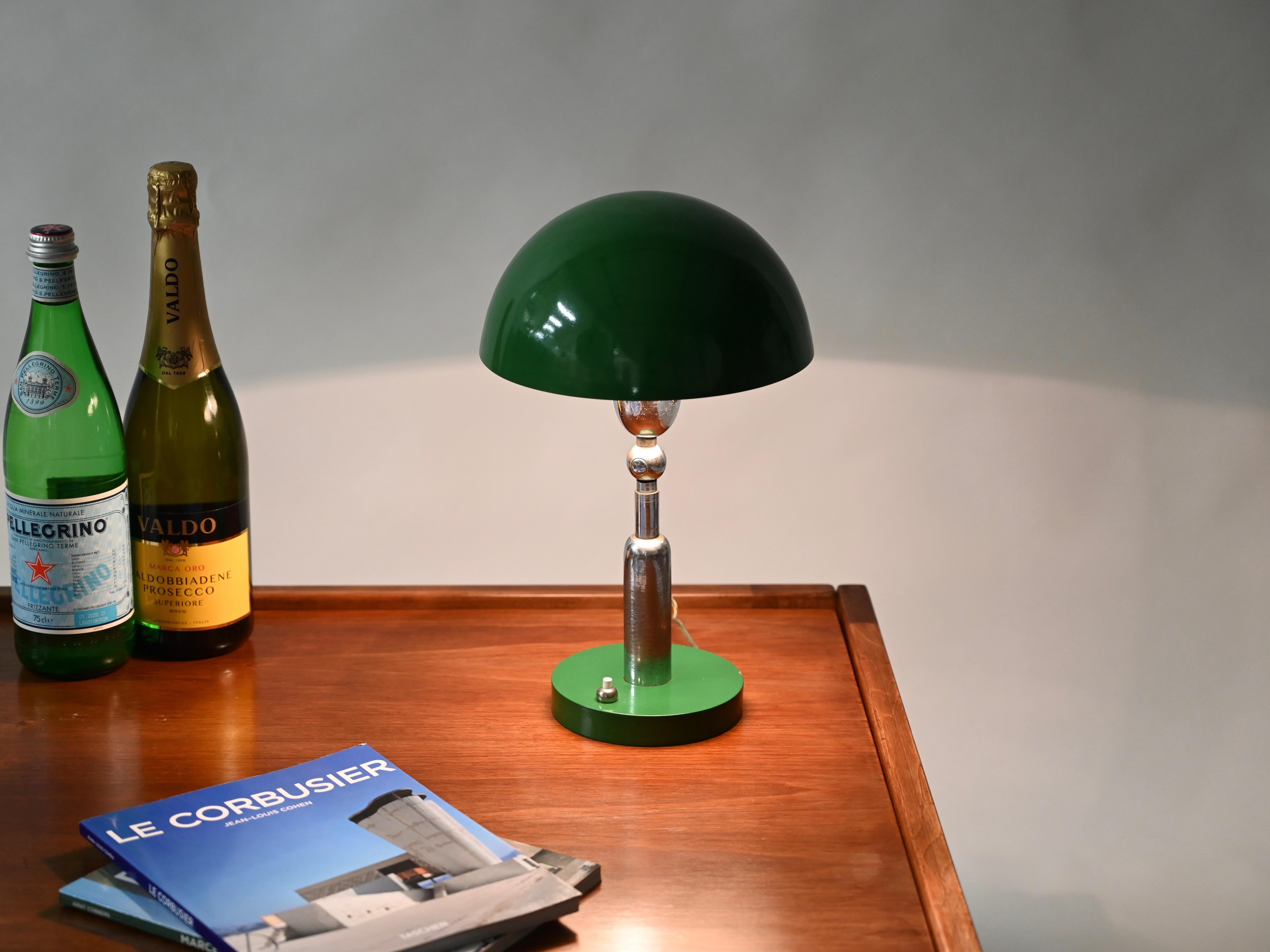 Einzigartige italienische verstellbare Tischleuchte aus Chrom mit grün emailliertem Schirm, inspiriert vom ikonischen Design der Bauhaus-Bewegung, mit klaren Linien und einer funktionalen Ästhetik. Diese Lampe wurde in den 1940er Jahren in Italien
