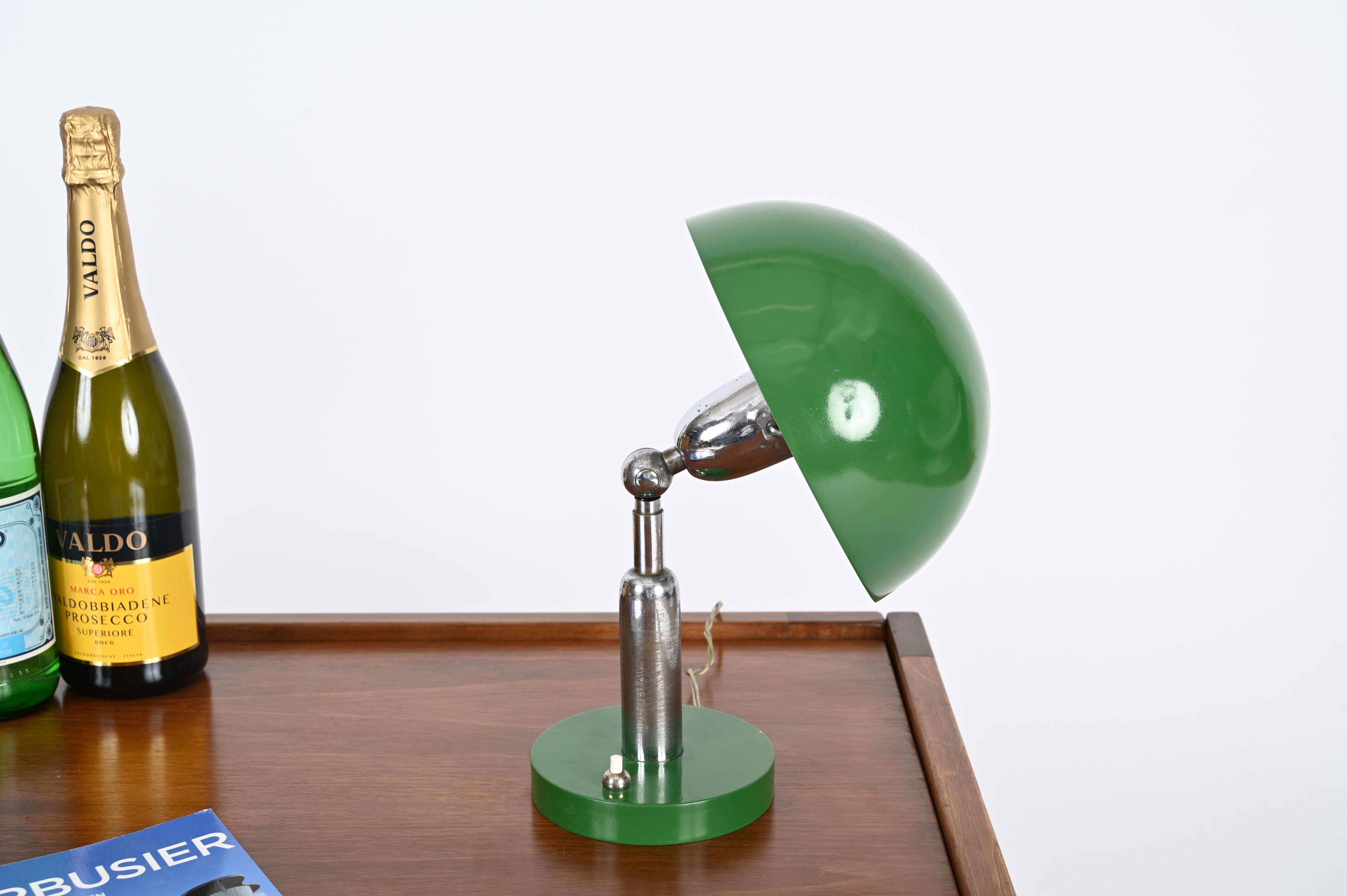 Verstellbare Bauhaus-Tischlampe in Grün aus Chrom und emailliertem Metall, Italien 1940er Jahre (Italienisch) im Angebot