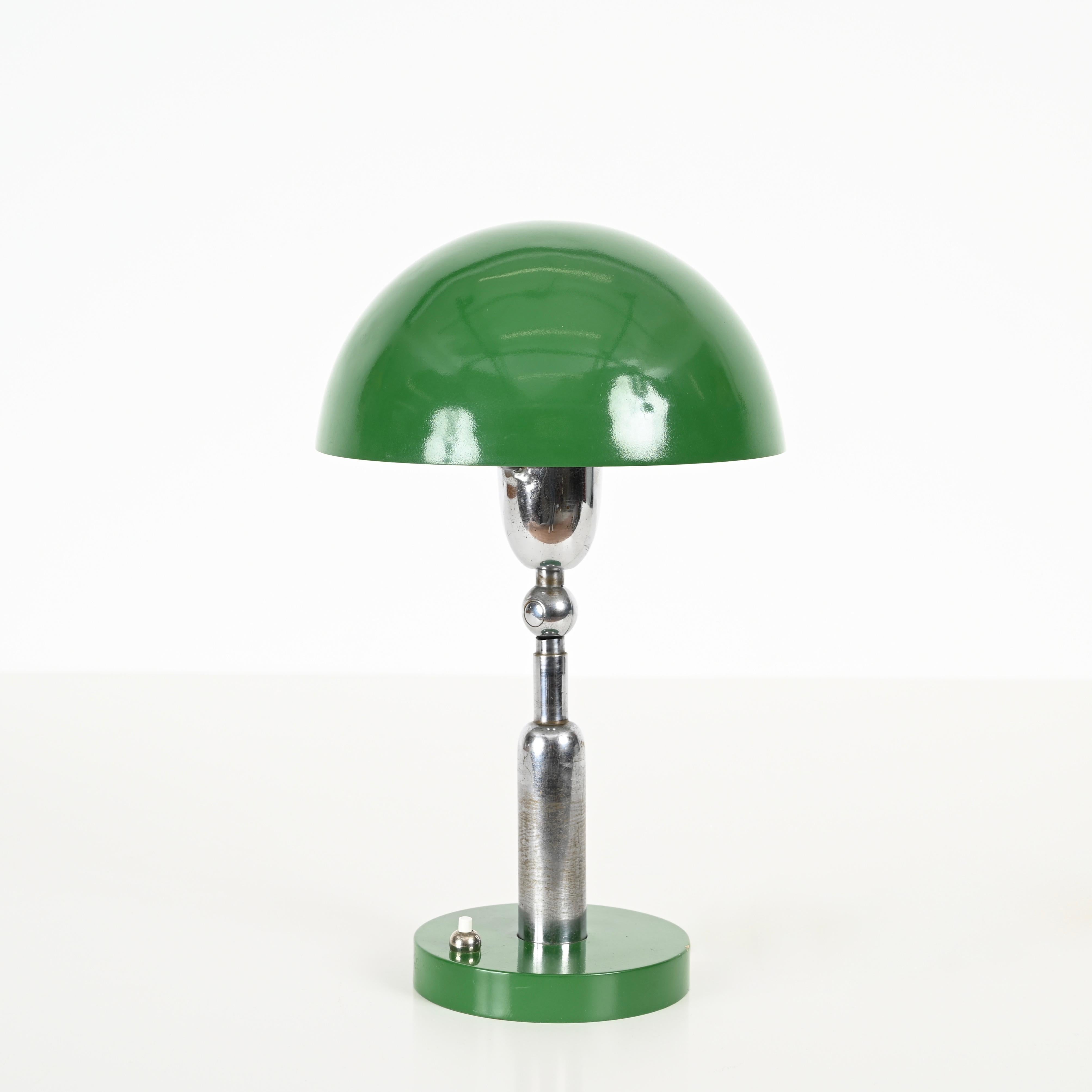 Verstellbare Bauhaus-Tischlampe in Grün aus Chrom und emailliertem Metall, Italien 1940er Jahre (Emailliert) im Angebot