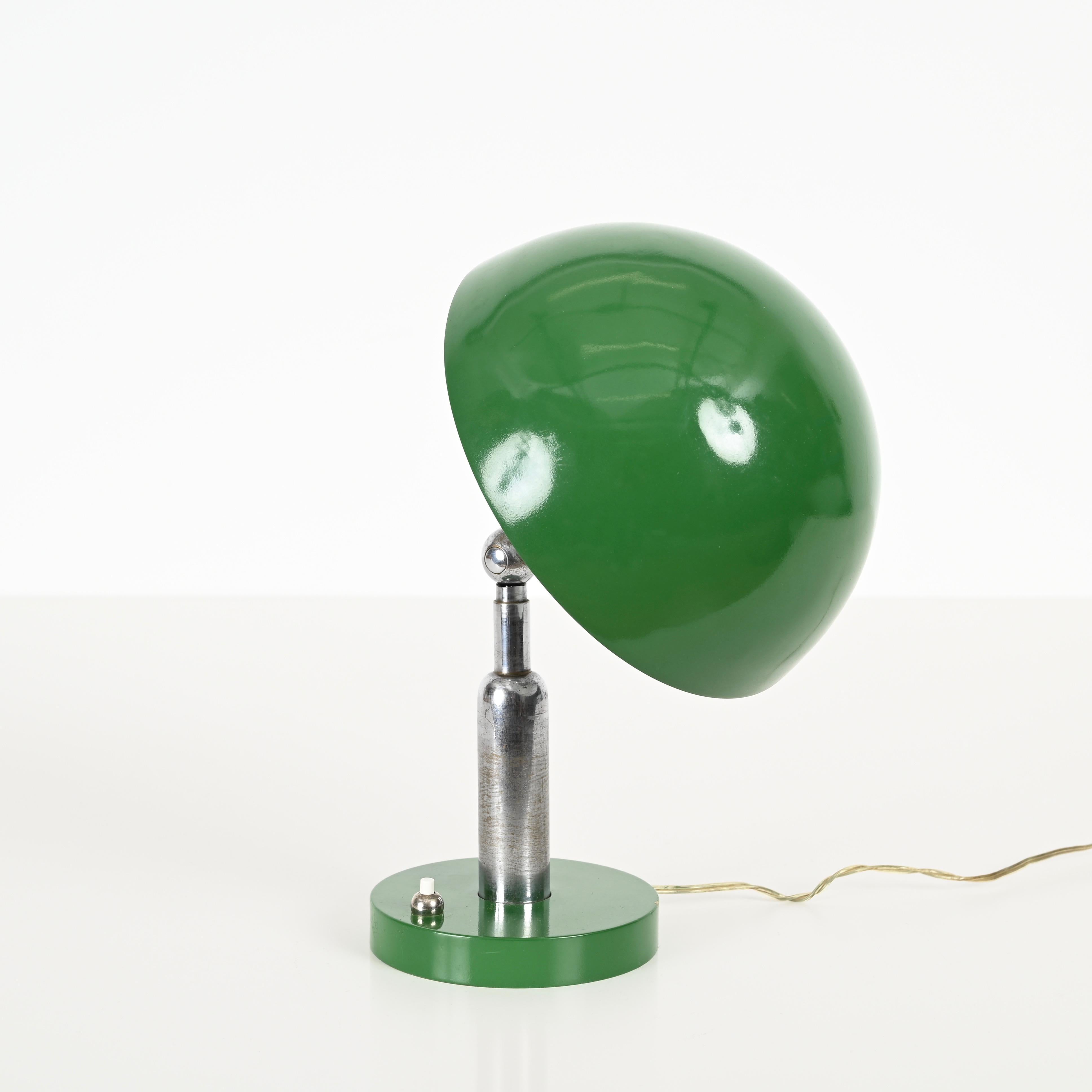 Verstellbare Bauhaus-Tischlampe in Grün aus Chrom und emailliertem Metall, Italien 1940er Jahre im Zustand „Gut“ im Angebot in Roma, IT