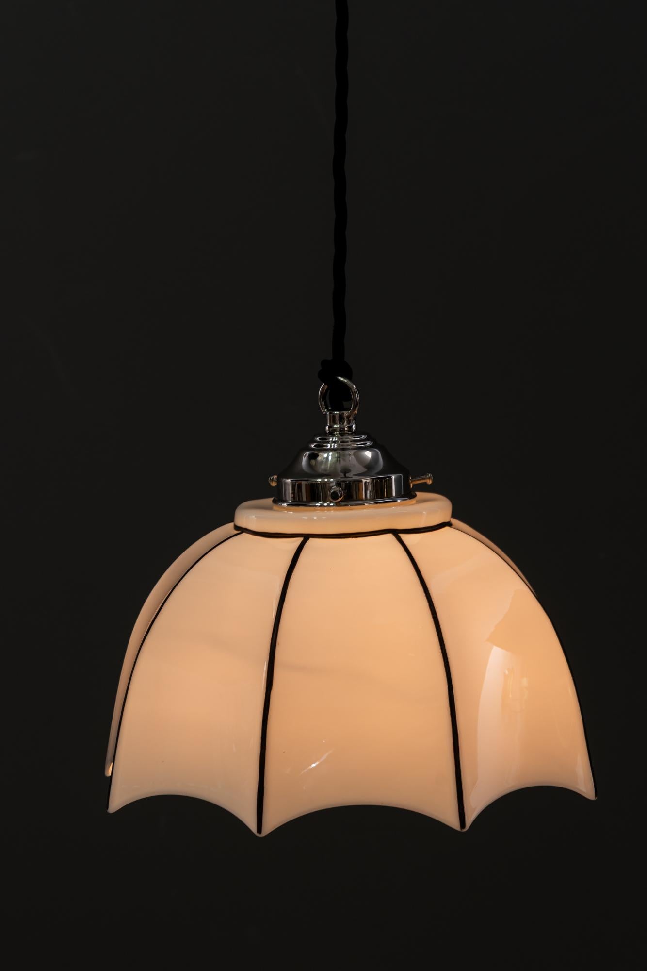 Ciondolo regolabile in porcellana Bauhaus con paralume in vetro opalino Vienna, anni '20 circa in vendita 3