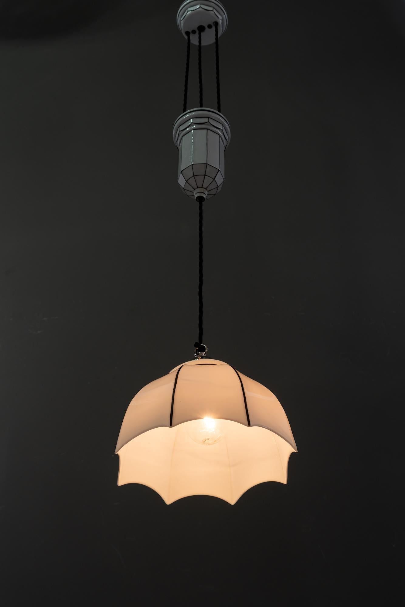 Ciondolo regolabile in porcellana Bauhaus con paralume in vetro opalino Vienna, anni '20 circa in vendita 4