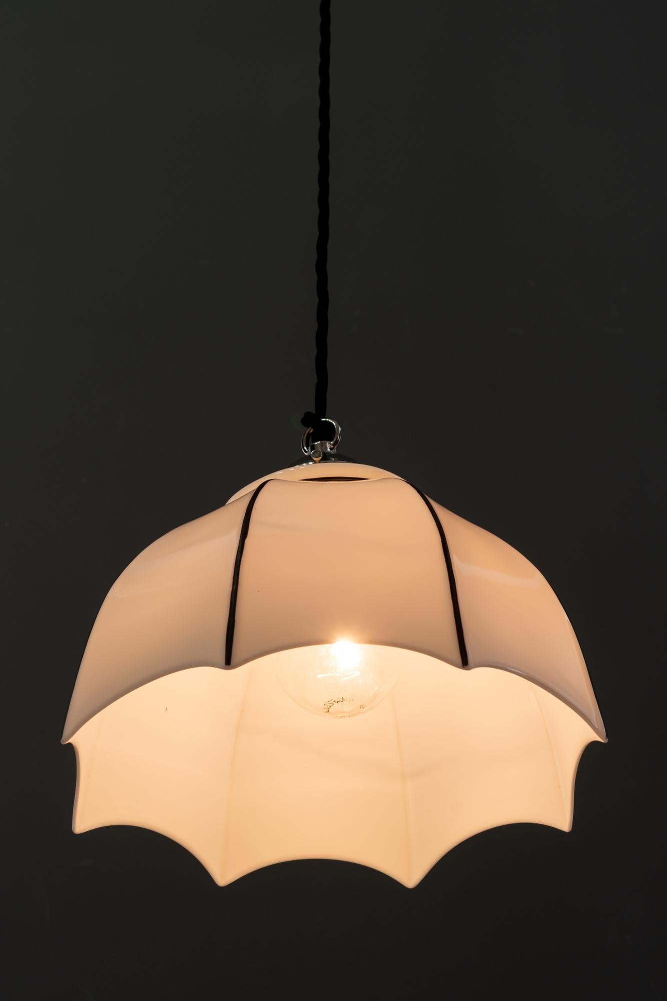 Ciondolo regolabile in porcellana Bauhaus con paralume in vetro opalino Vienna, anni '20 circa in vendita 5