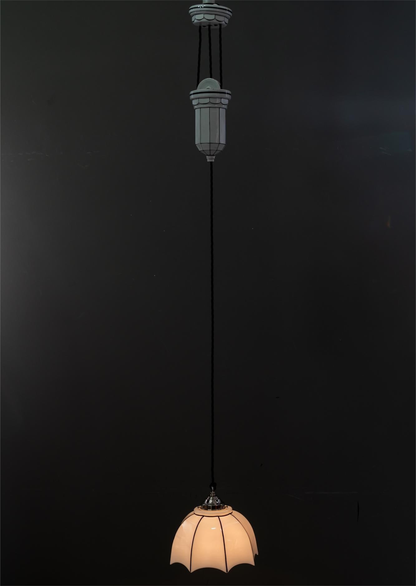 Ciondolo regolabile in porcellana Bauhaus con paralume in vetro opalino Vienna, anni '20 circa in vendita 6