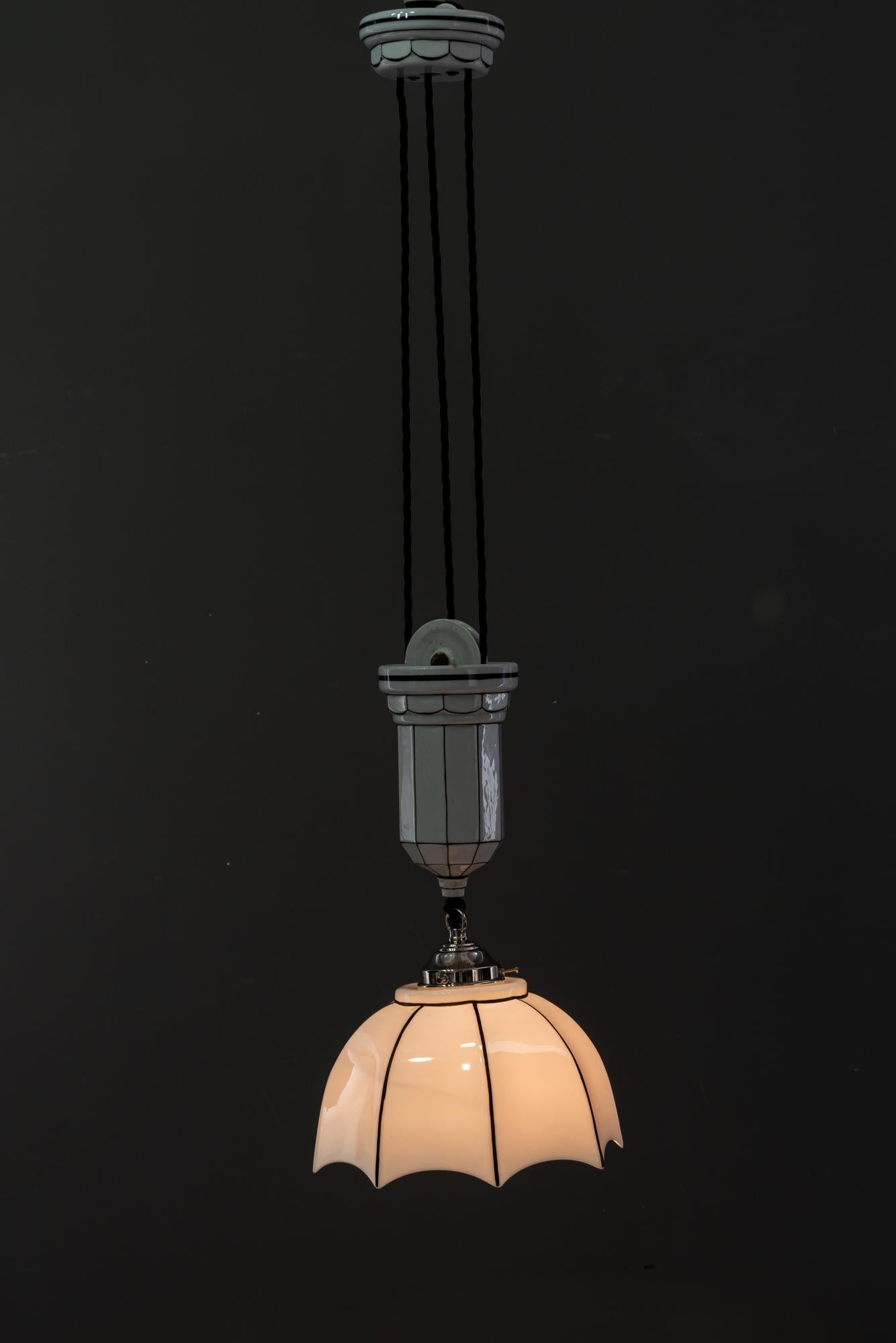 Ciondolo regolabile in porcellana Bauhaus con paralume in vetro opalino Vienna, anni '20 circa in vendita 7