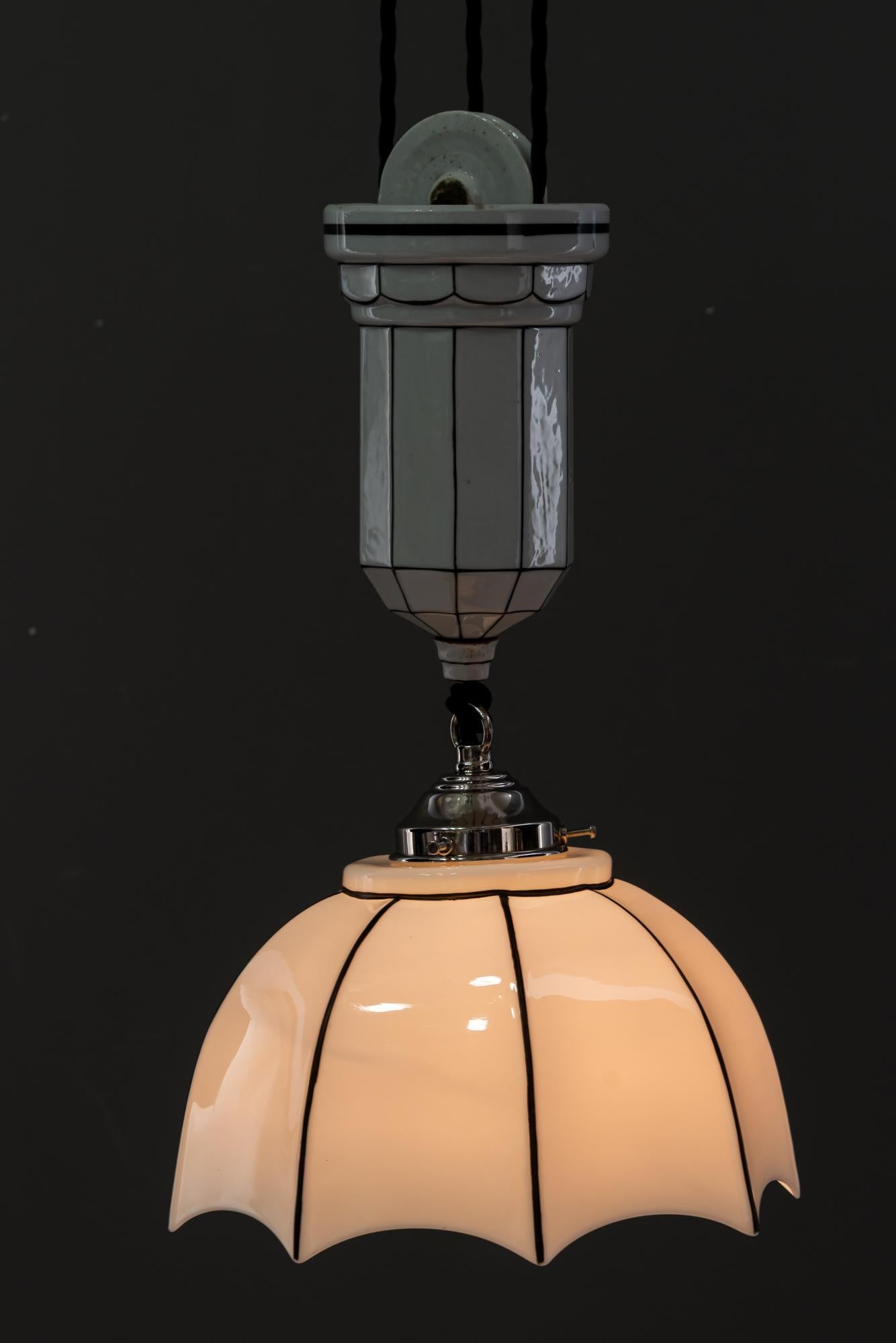 Ciondolo regolabile in porcellana Bauhaus con paralume in vetro opalino Vienna, anni '20 circa in vendita 8