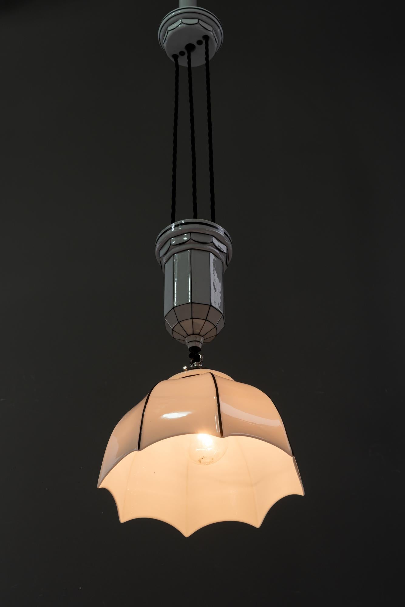 Ciondolo regolabile in porcellana Bauhaus con paralume in vetro opalino Vienna, anni '20 circa in vendita 9