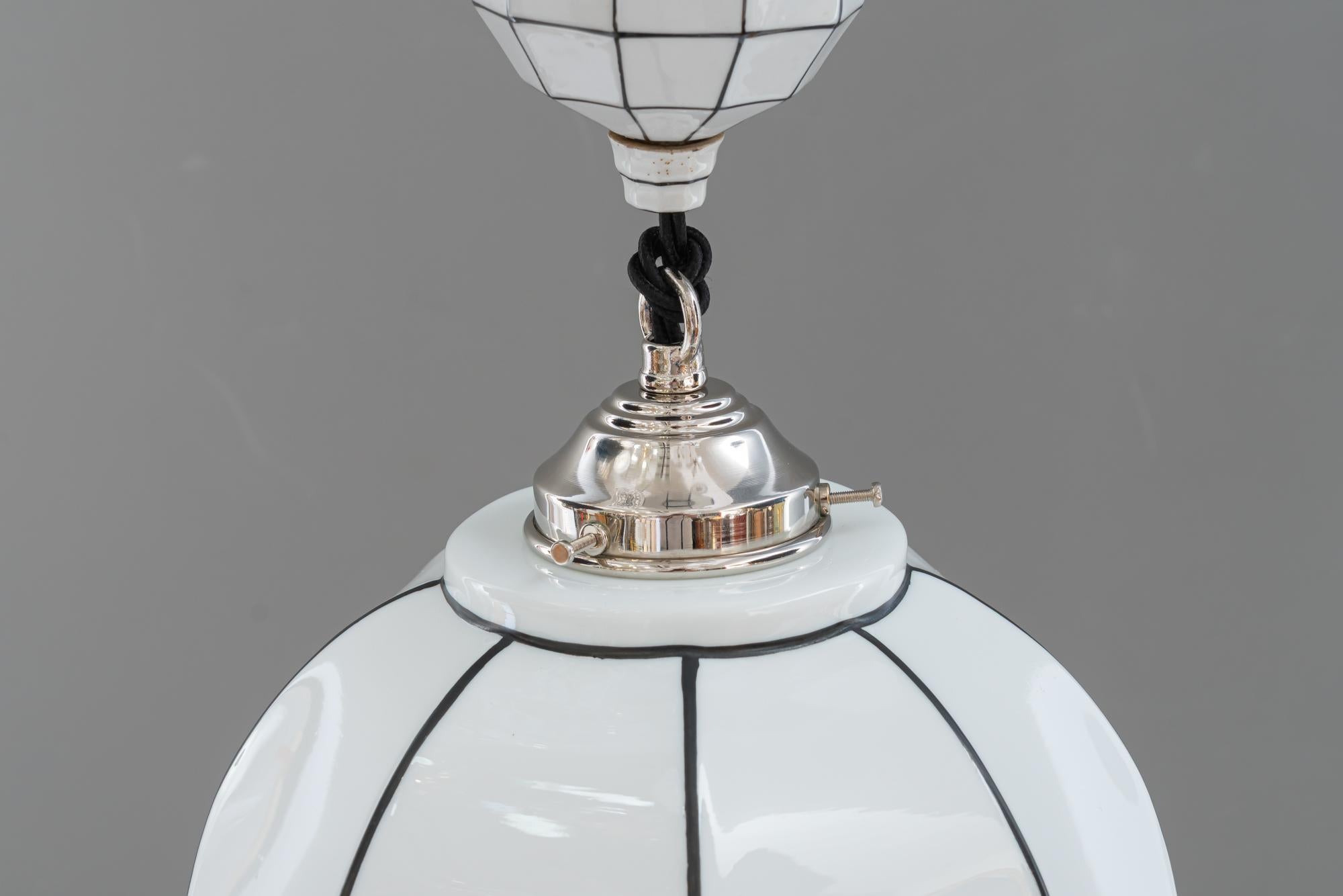 Ciondolo regolabile in porcellana Bauhaus con paralume in vetro opalino Vienna, anni '20 circa in vendita 10