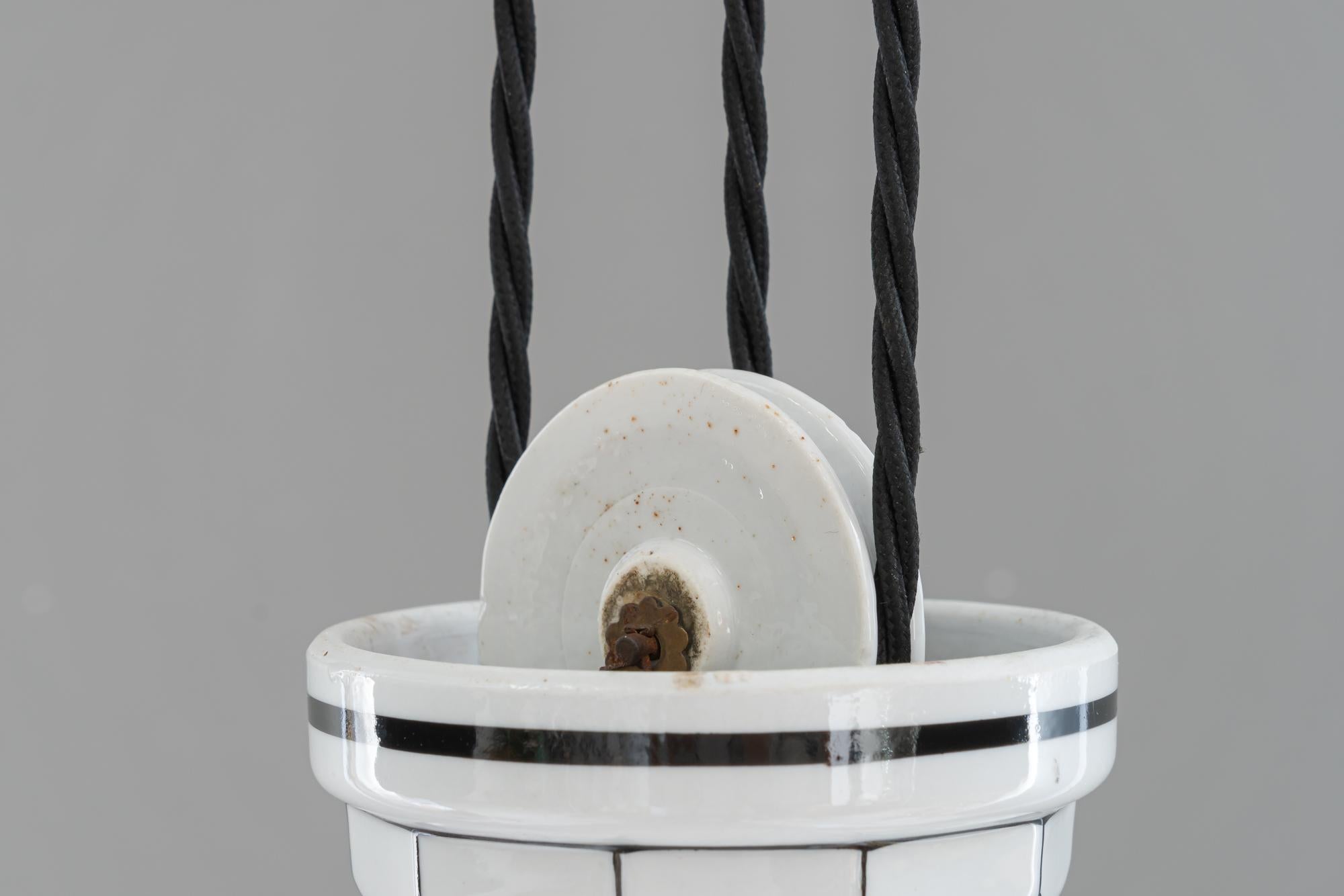 Ciondolo regolabile in porcellana Bauhaus con paralume in vetro opalino Vienna, anni '20 circa in vendita 11