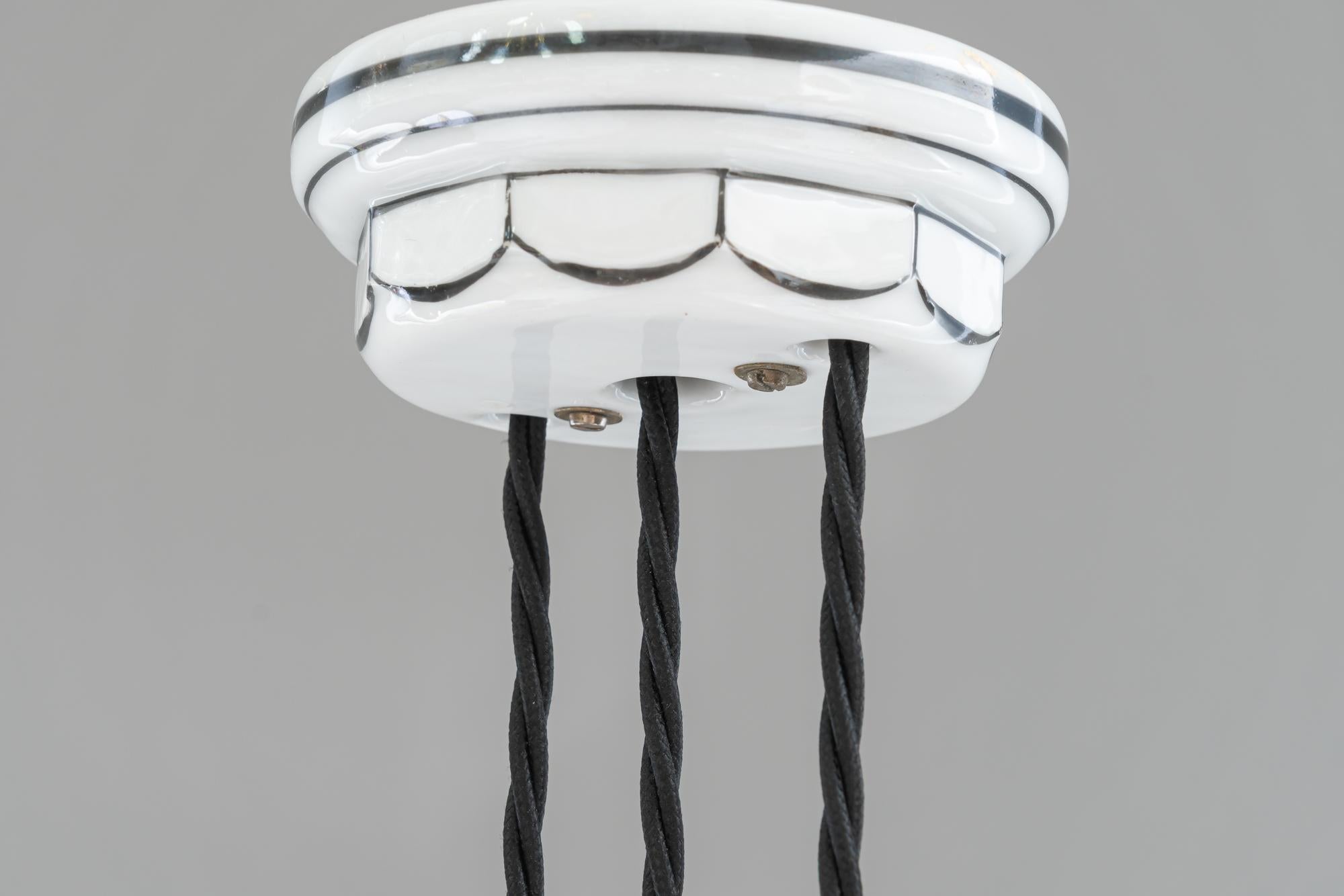 Ciondolo regolabile in porcellana Bauhaus con paralume in vetro opalino Vienna, anni '20 circa in vendita 12