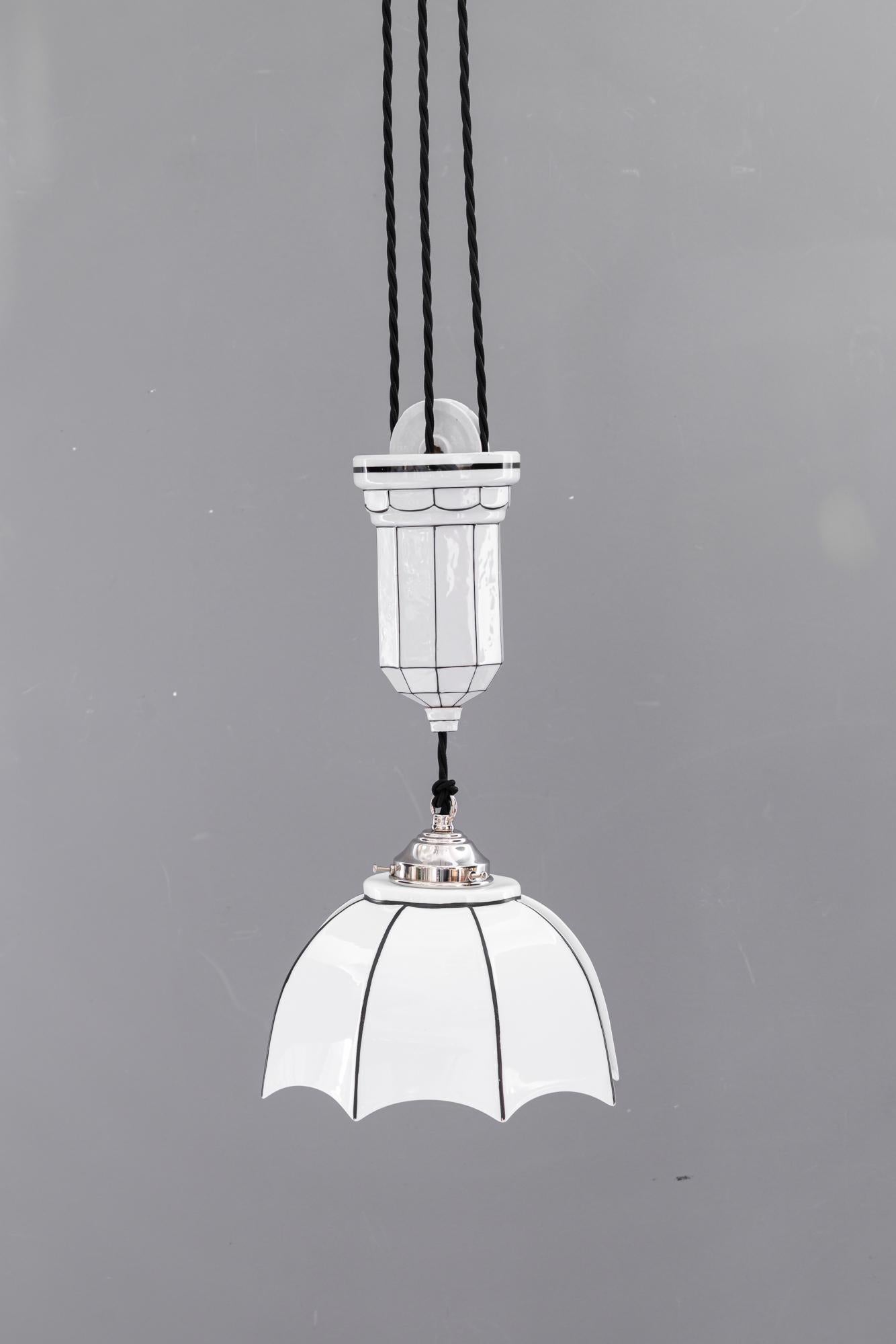 Ciondolo regolabile in porcellana Bauhaus con paralume in vetro opalino Vienna, anni '20 circa
Condizioni originali
Paralume in vetro originale