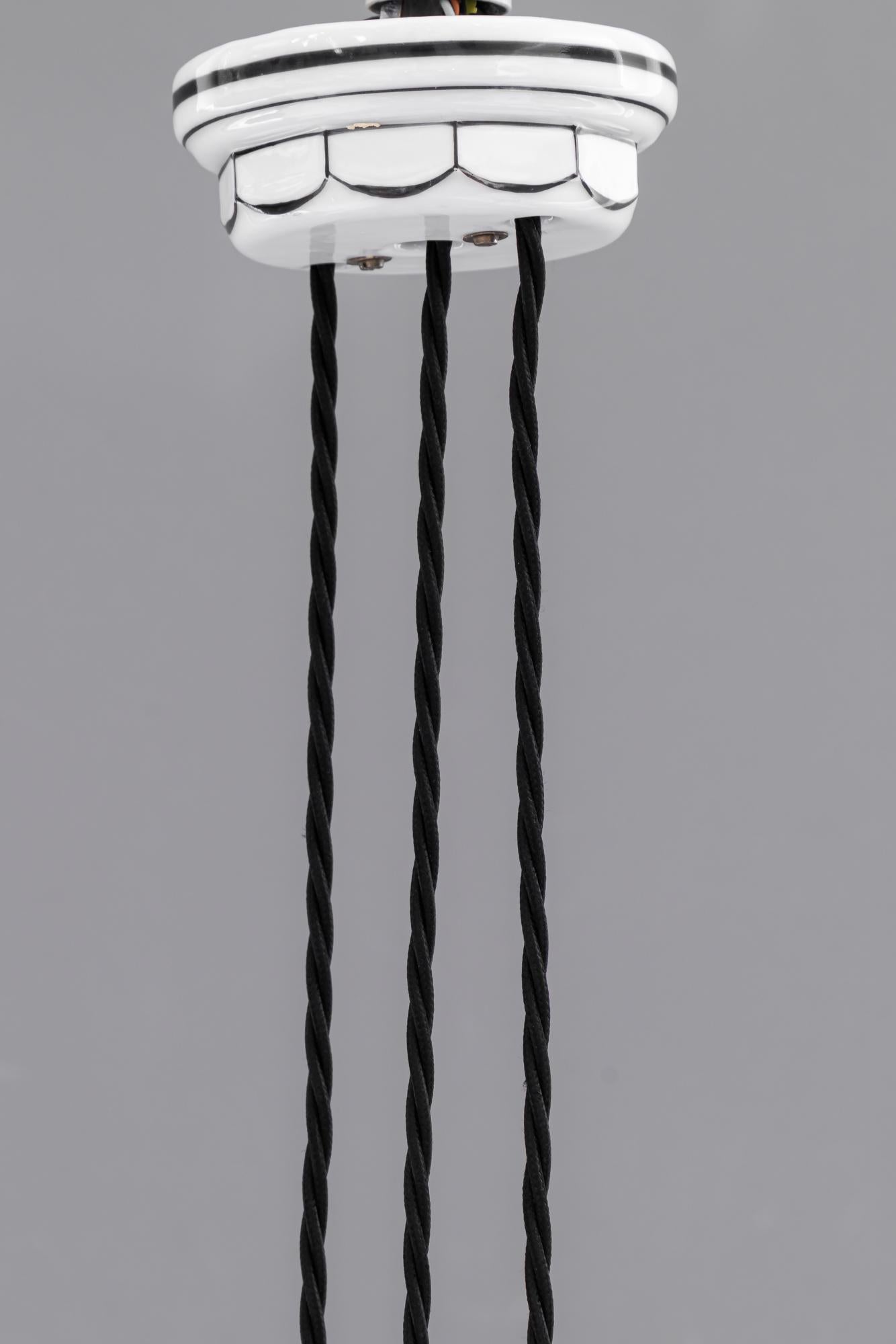 Art Déco Ciondolo regolabile in porcellana Bauhaus con paralume in vetro opalino Vienna, anni '20 circa in vendita