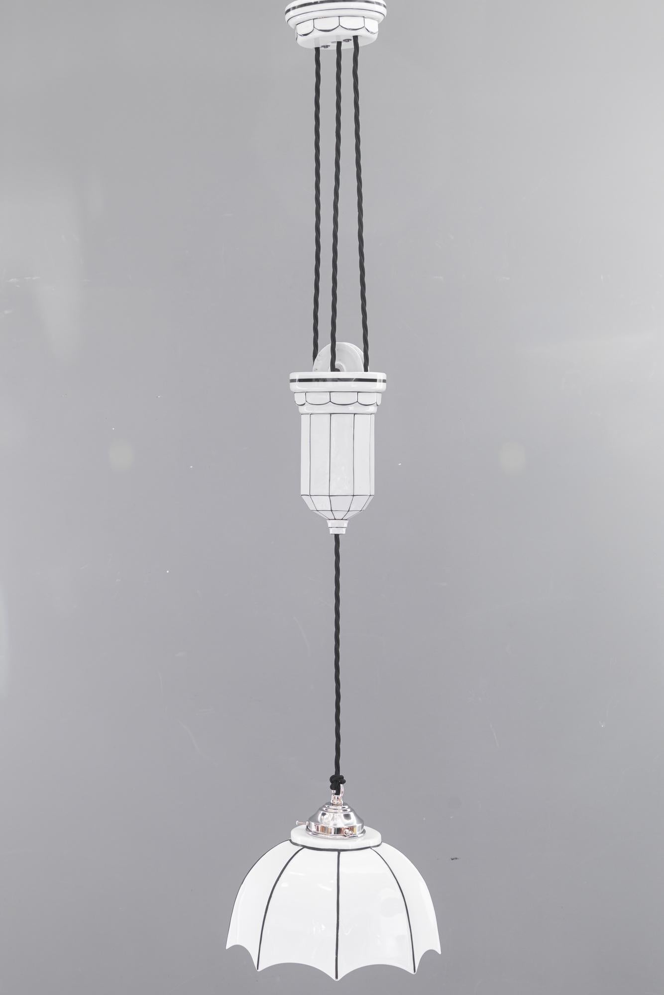 Tedesco Ciondolo regolabile in porcellana Bauhaus con paralume in vetro opalino Vienna, anni '20 circa in vendita