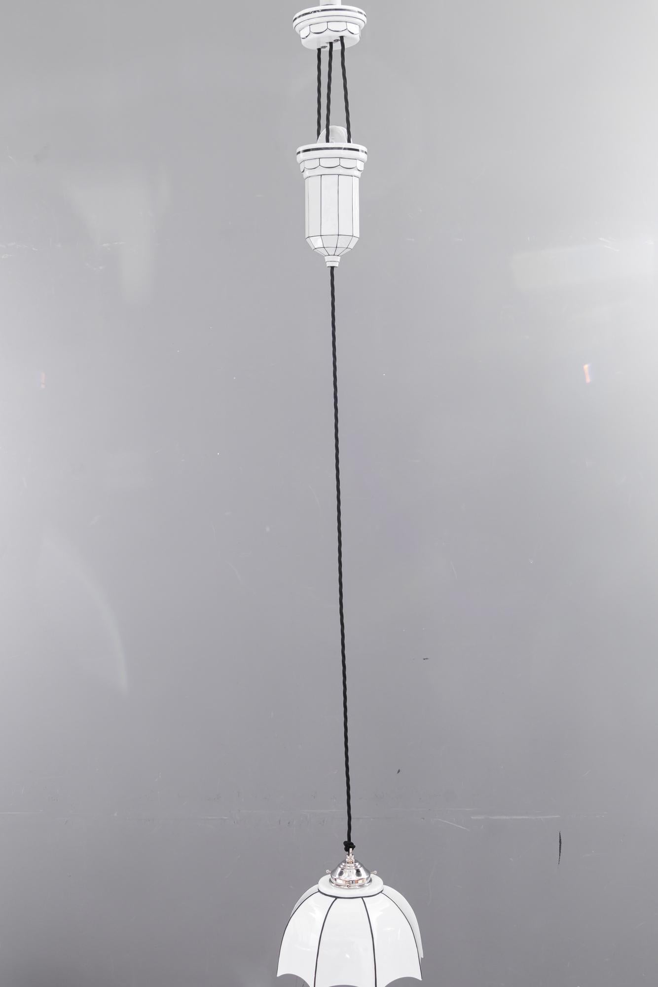 Ciondolo regolabile in porcellana Bauhaus con paralume in vetro opalino Vienna, anni '20 circa In condizioni buone in vendita a Wien, AT