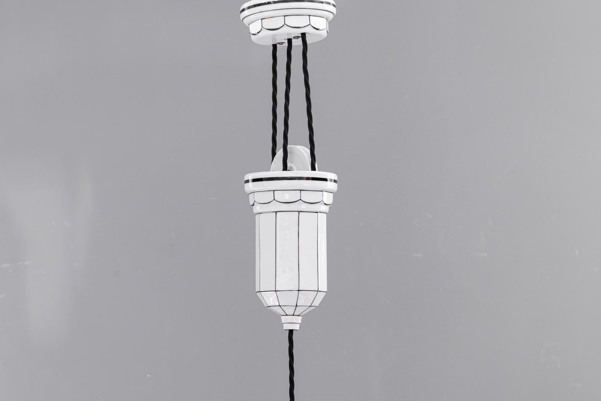 Inizio XX secolo Ciondolo regolabile in porcellana Bauhaus con paralume in vetro opalino Vienna, anni '20 circa in vendita