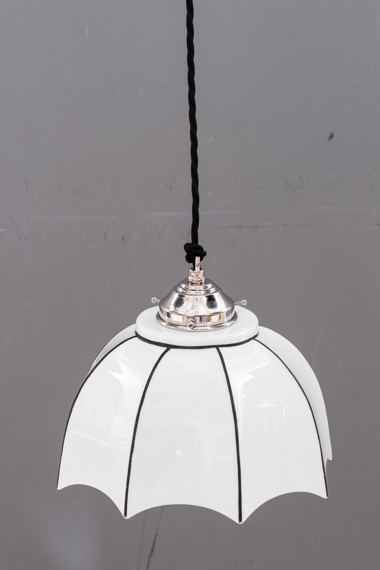 Porcellana Ciondolo regolabile in porcellana Bauhaus con paralume in vetro opalino Vienna, anni '20 circa in vendita