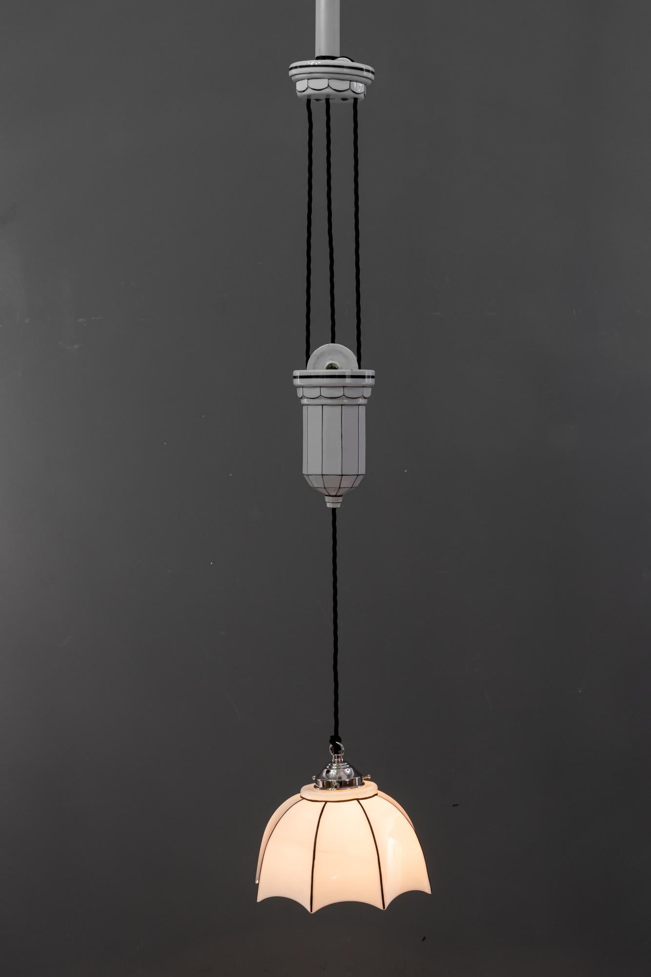 Ciondolo regolabile in porcellana Bauhaus con paralume in vetro opalino Vienna, anni '20 circa in vendita 1