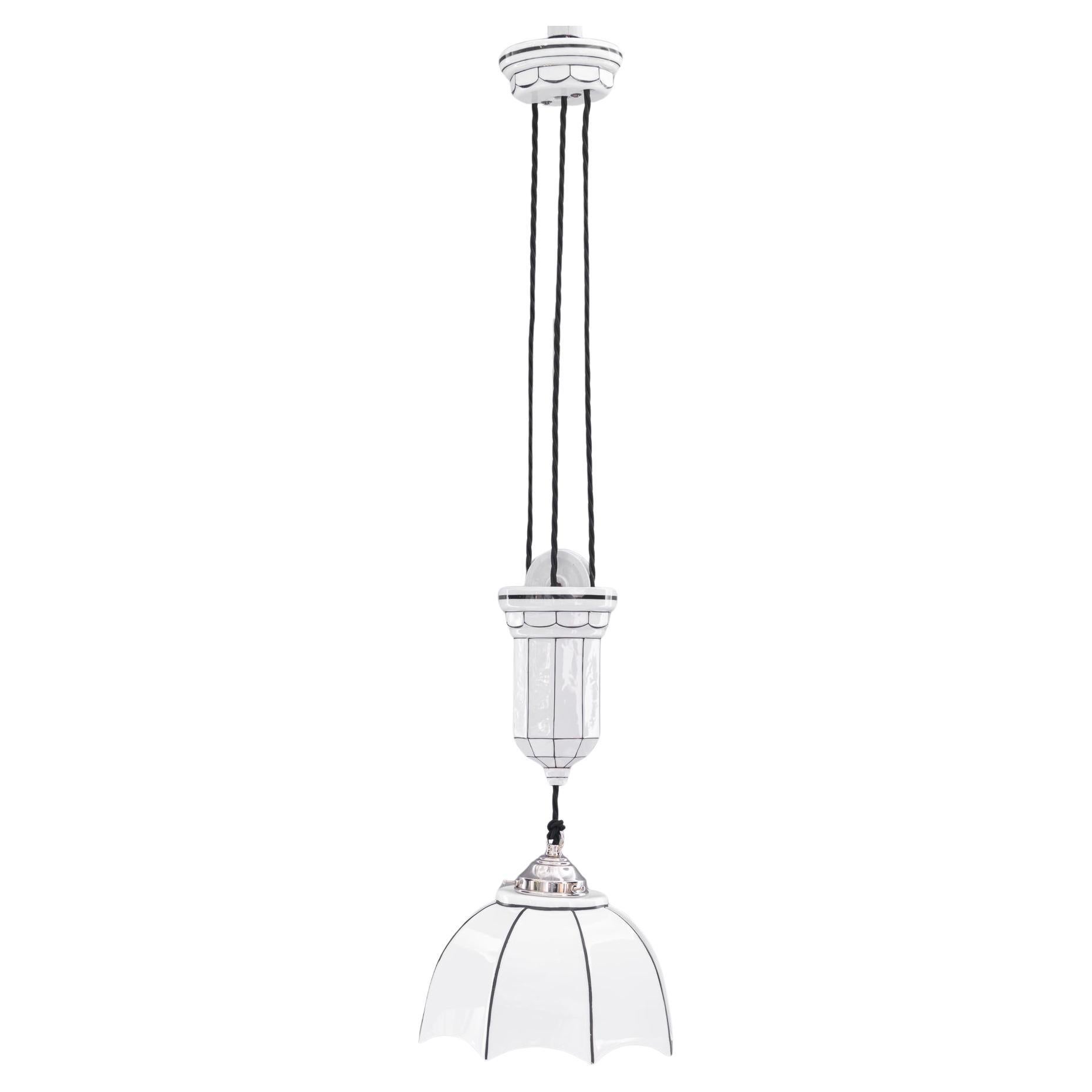 Ciondolo regolabile in porcellana Bauhaus con paralume in vetro opalino Vienna, anni 
20 circa