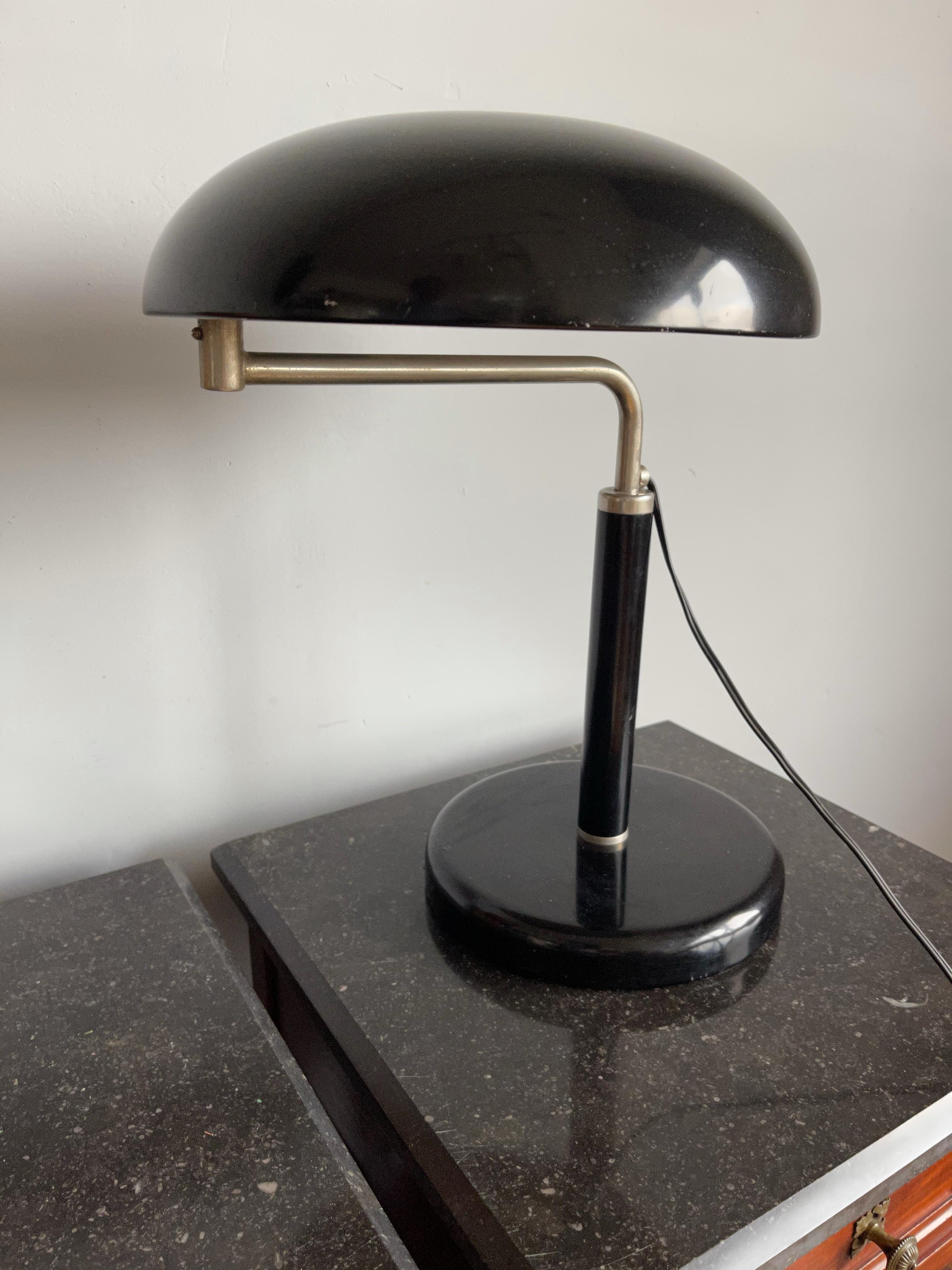 Lampe de bureau ou de table Bauhaus réglable en métal noirci et chromé de Belmag Zurich 6