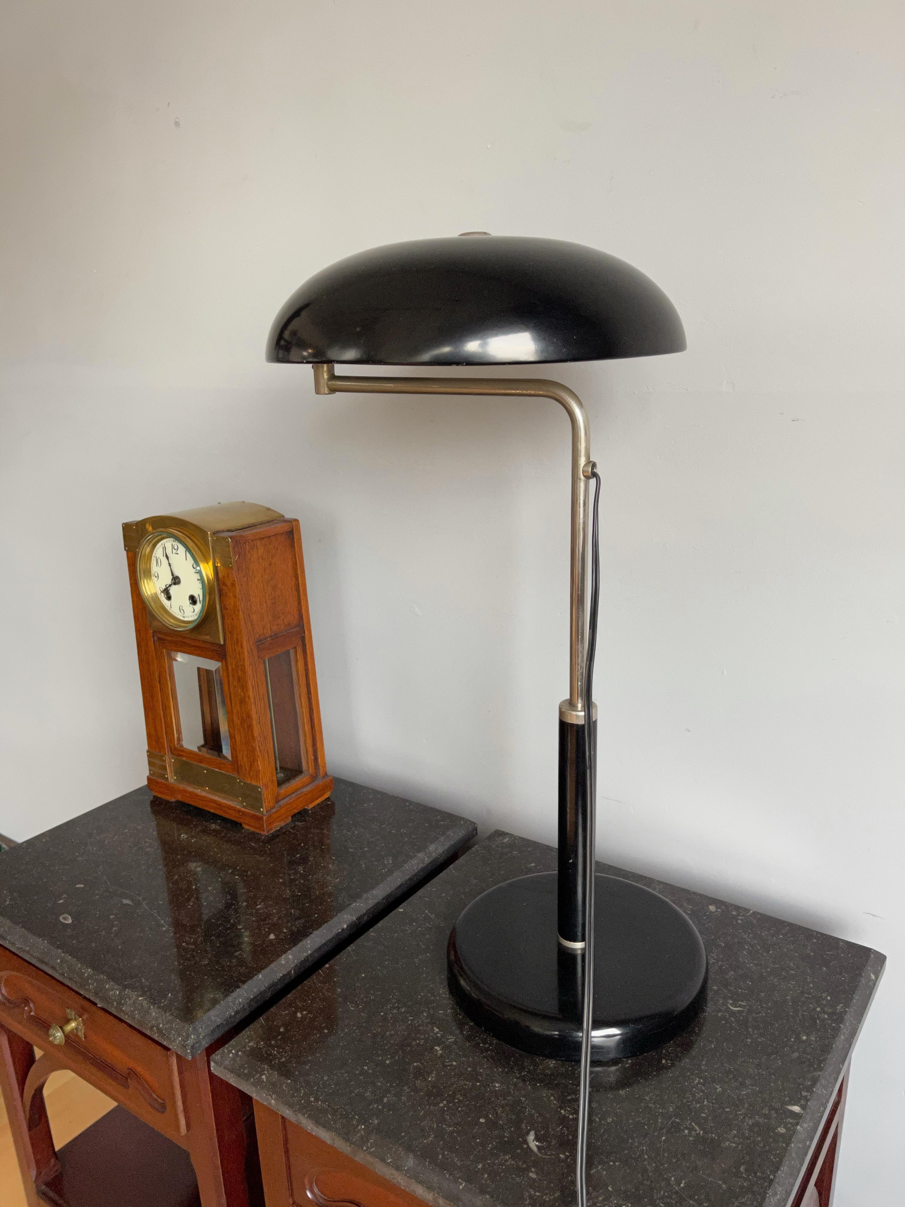 Lampe de bureau ou de table Bauhaus réglable en métal noirci et chromé de Belmag Zurich 7