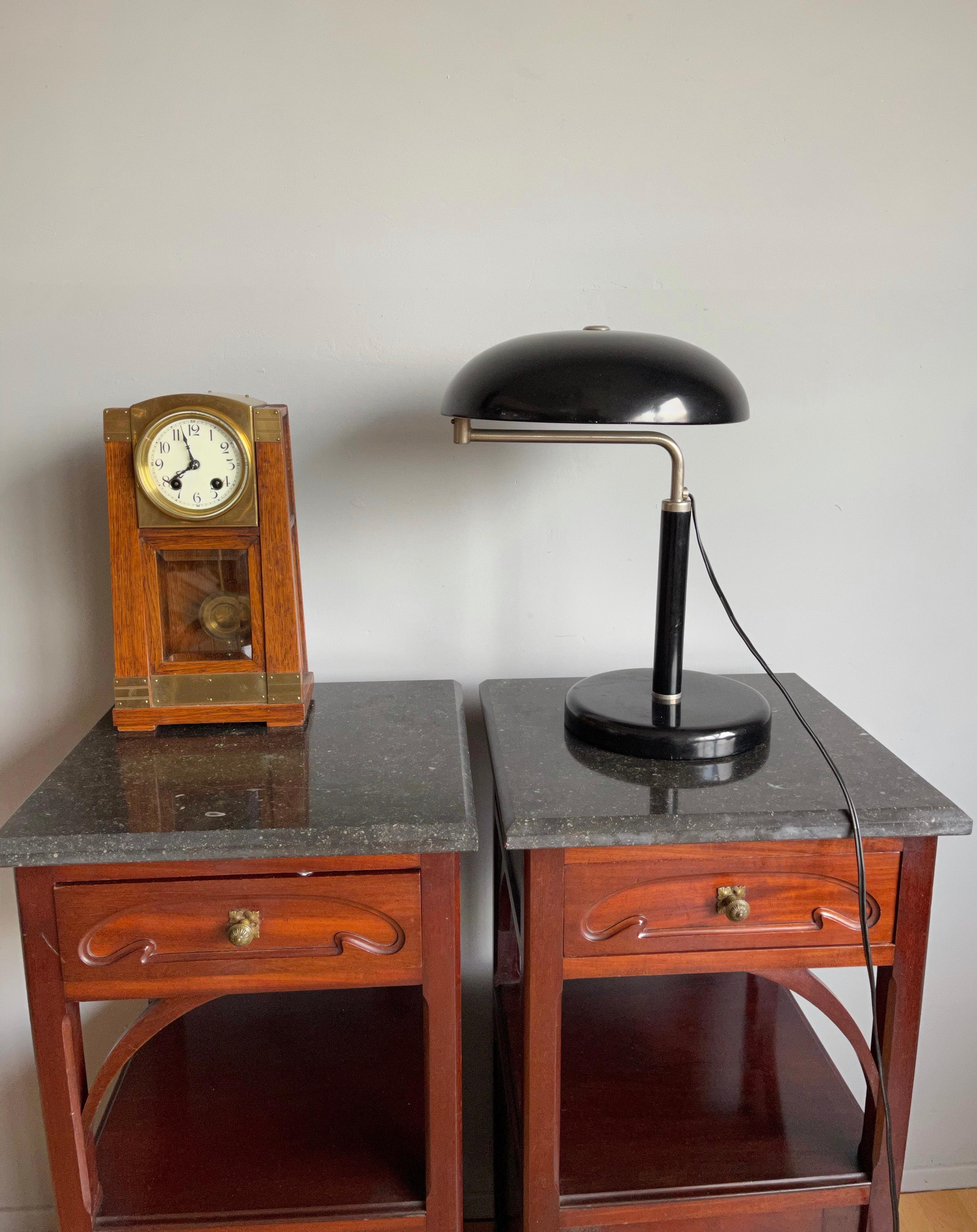 Lampe de bureau ou de table Bauhaus réglable en métal noirci et chromé de Belmag Zurich 8