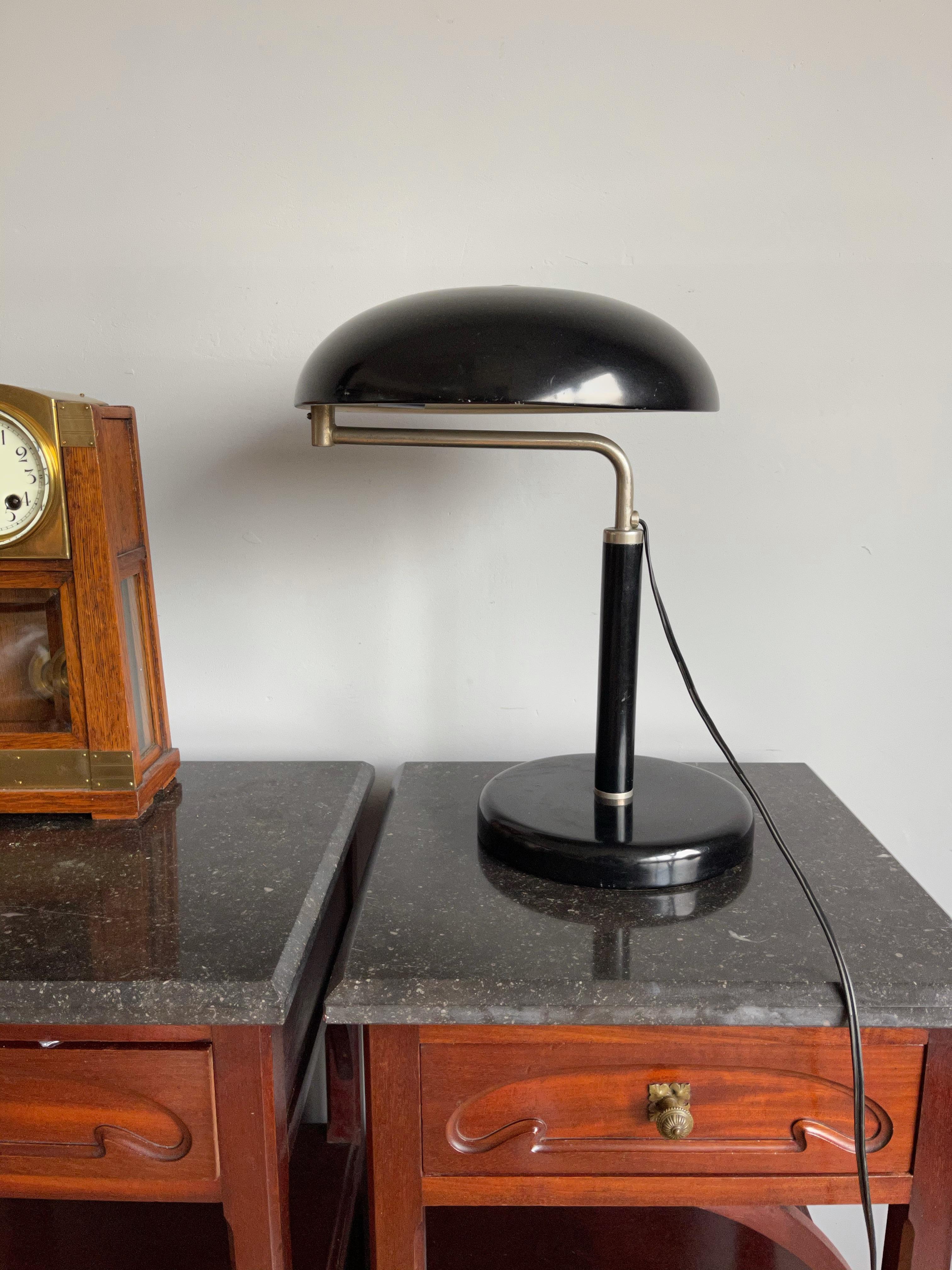 Lampe de table élégante des années 1920, de style Bauhaus.

Au sens propre comme au sens figuré, ce luminaire des années 1930 est parfait pour apporter de la lumière à votre intérieur Art déco ou Moderne du milieu du siècle. Cette lampe de table