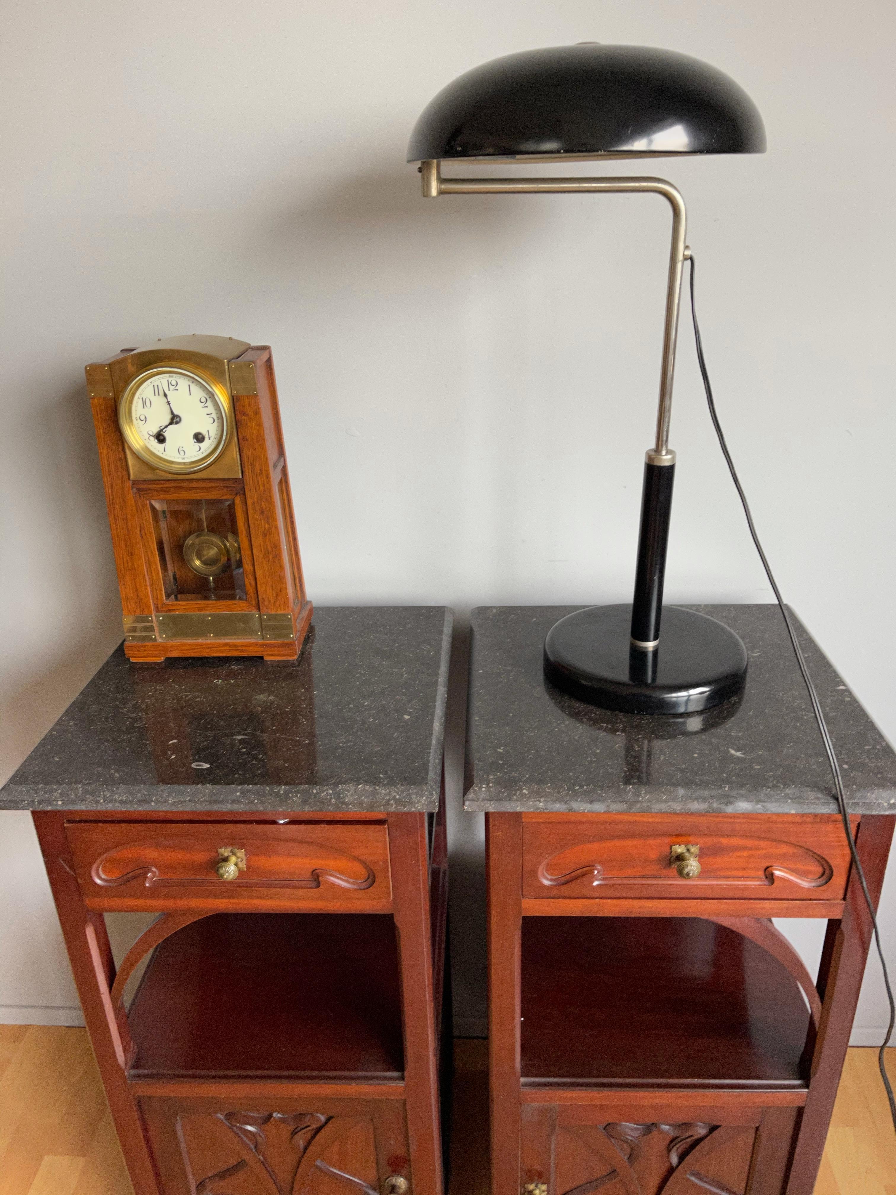 Art déco Lampe de bureau ou de table Bauhaus réglable en métal noirci et chromé de Belmag Zurich