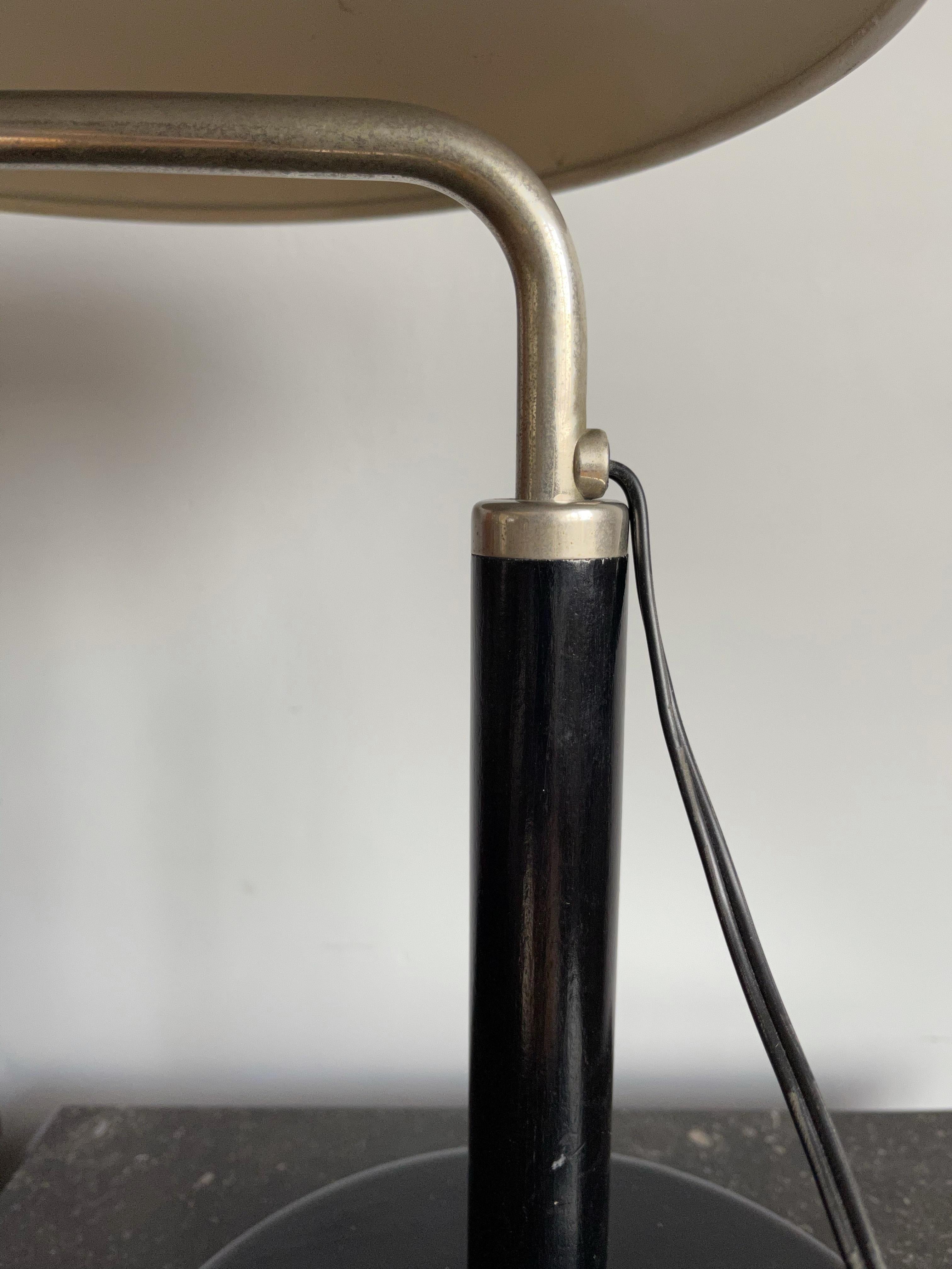 Noirci Lampe de bureau ou de table Bauhaus réglable en métal noirci et chromé de Belmag Zurich