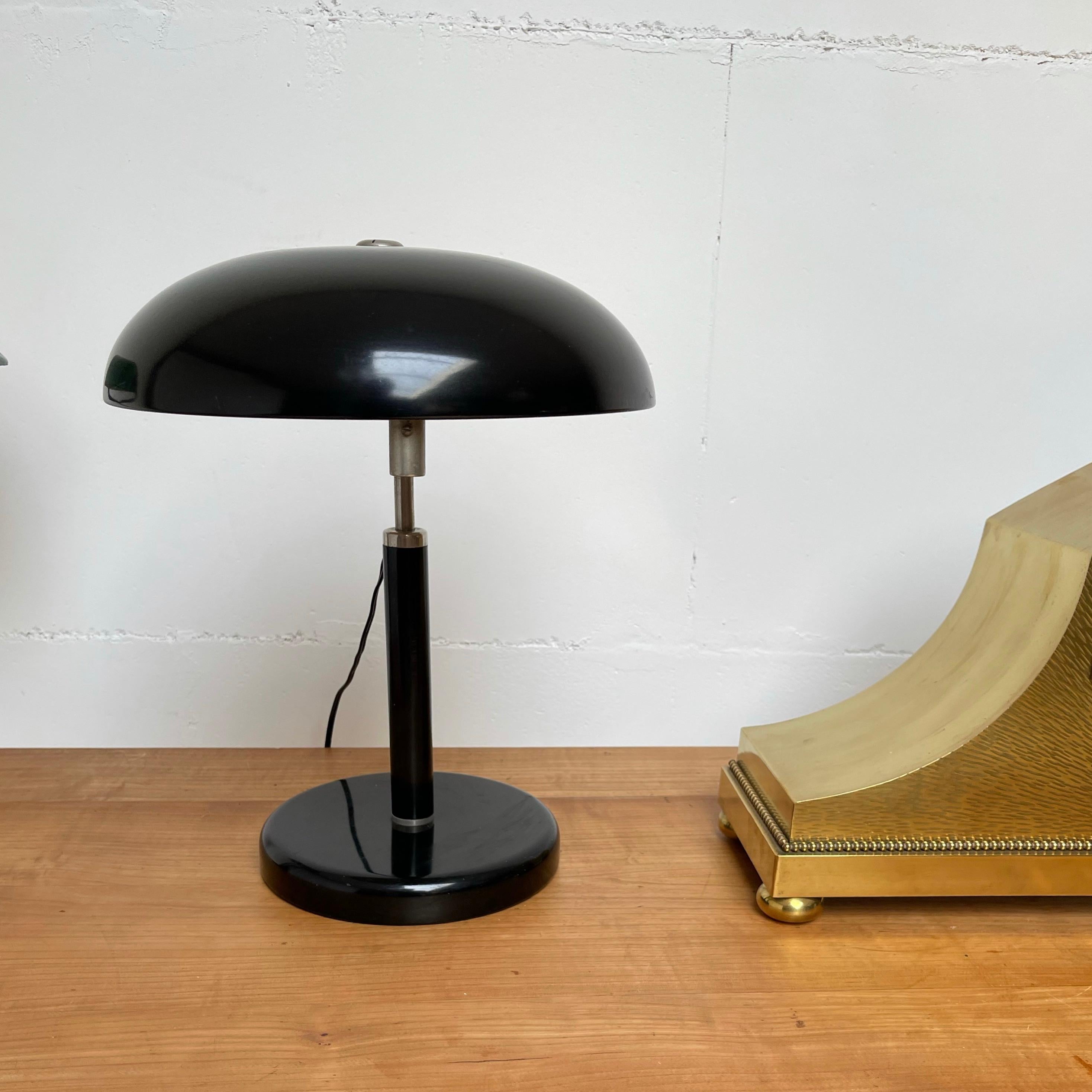Chrome Lampe de bureau ou de table Bauhaus réglable en métal noirci et chromé de Belmag Zurich