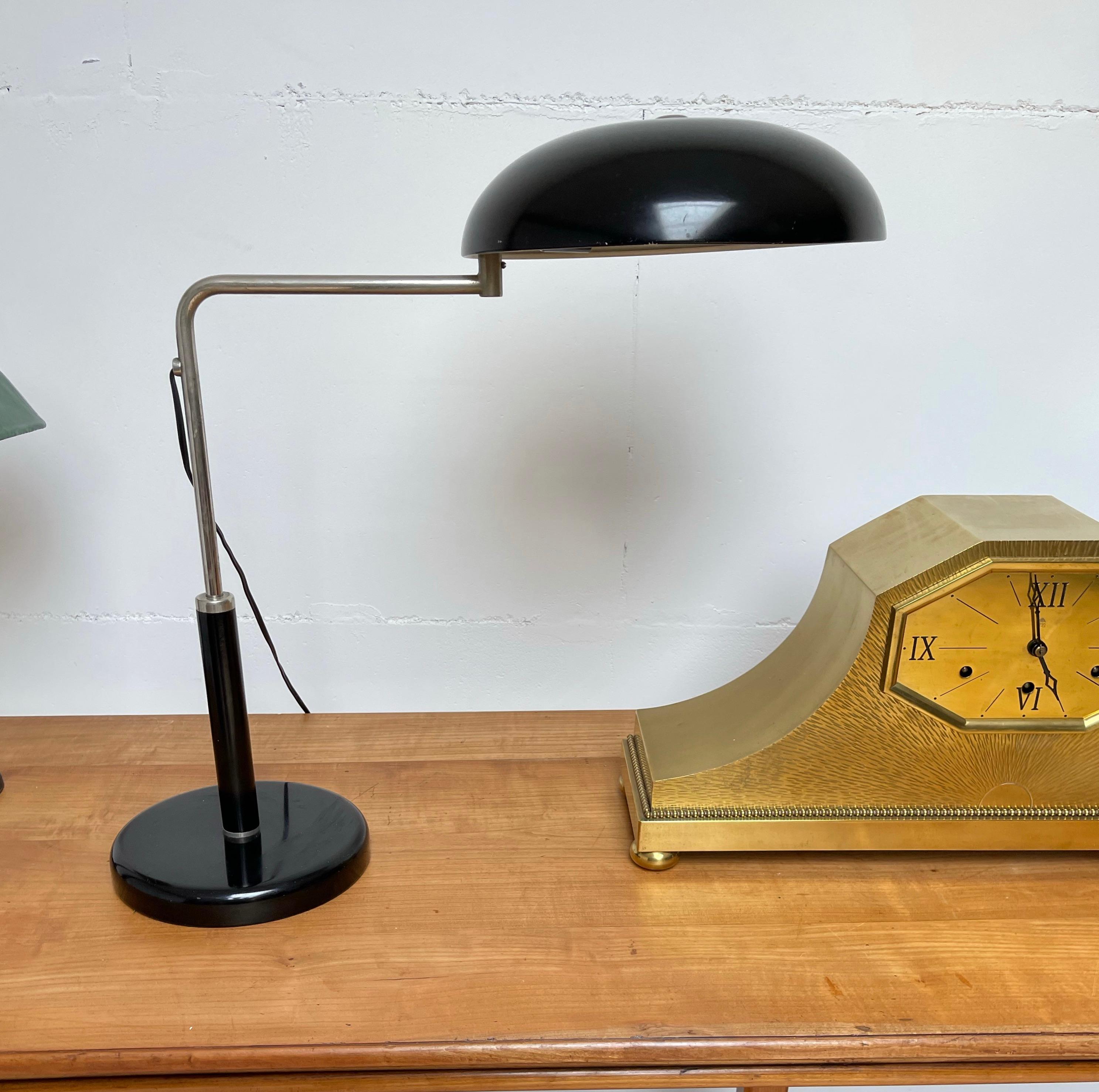 Lampe de bureau ou de table Bauhaus réglable en métal noirci et chromé de Belmag Zurich 2