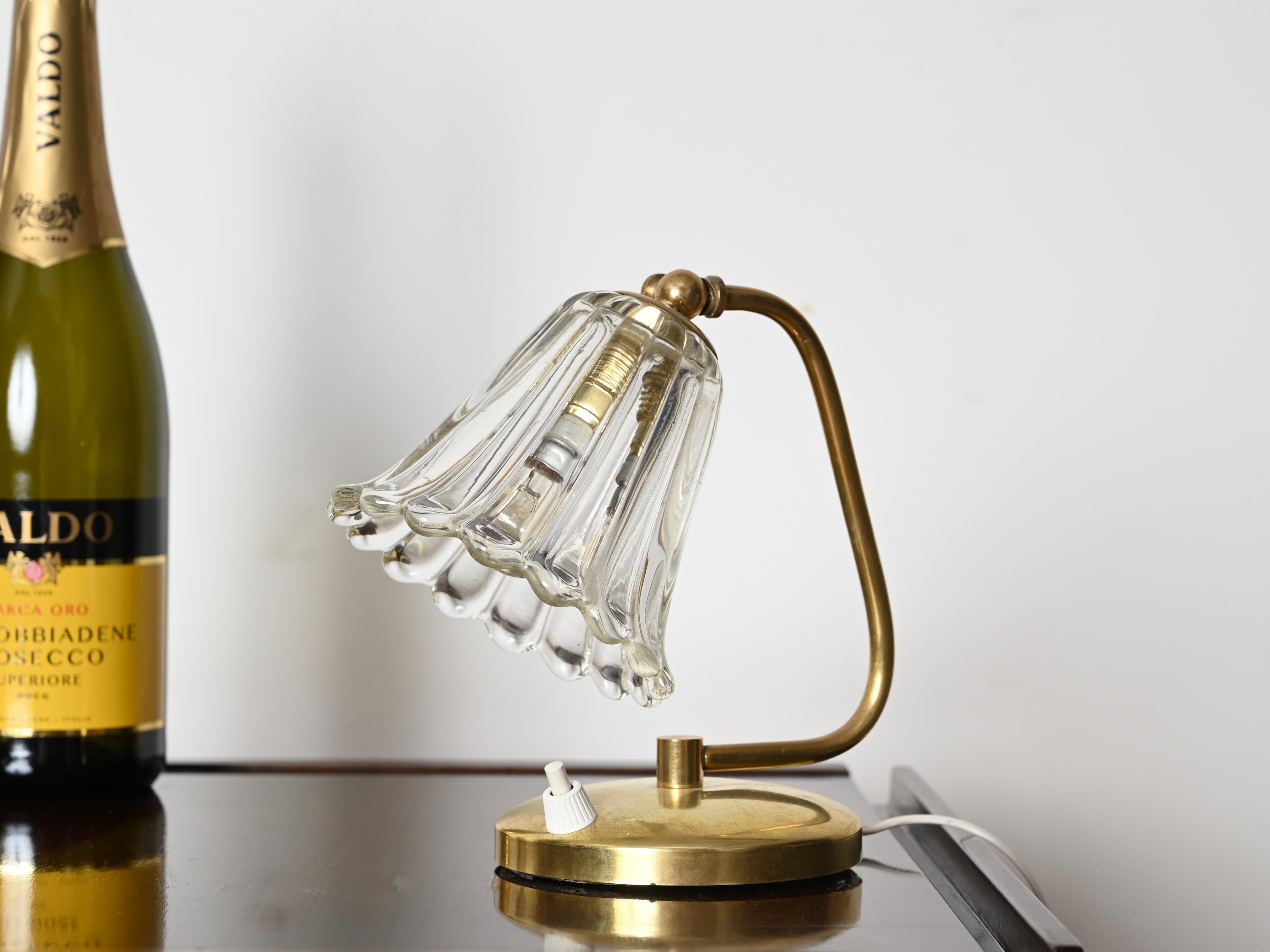 Merveilleuse et unique lampe de table réglable en verre de Murano soufflé à la bouche et en laiton. Cette charmante lampe en forme de fleur de cloche a été conçue par Ercol Barovier en Italie dans les années 1940. 

Dans un état spectaculaire, sans