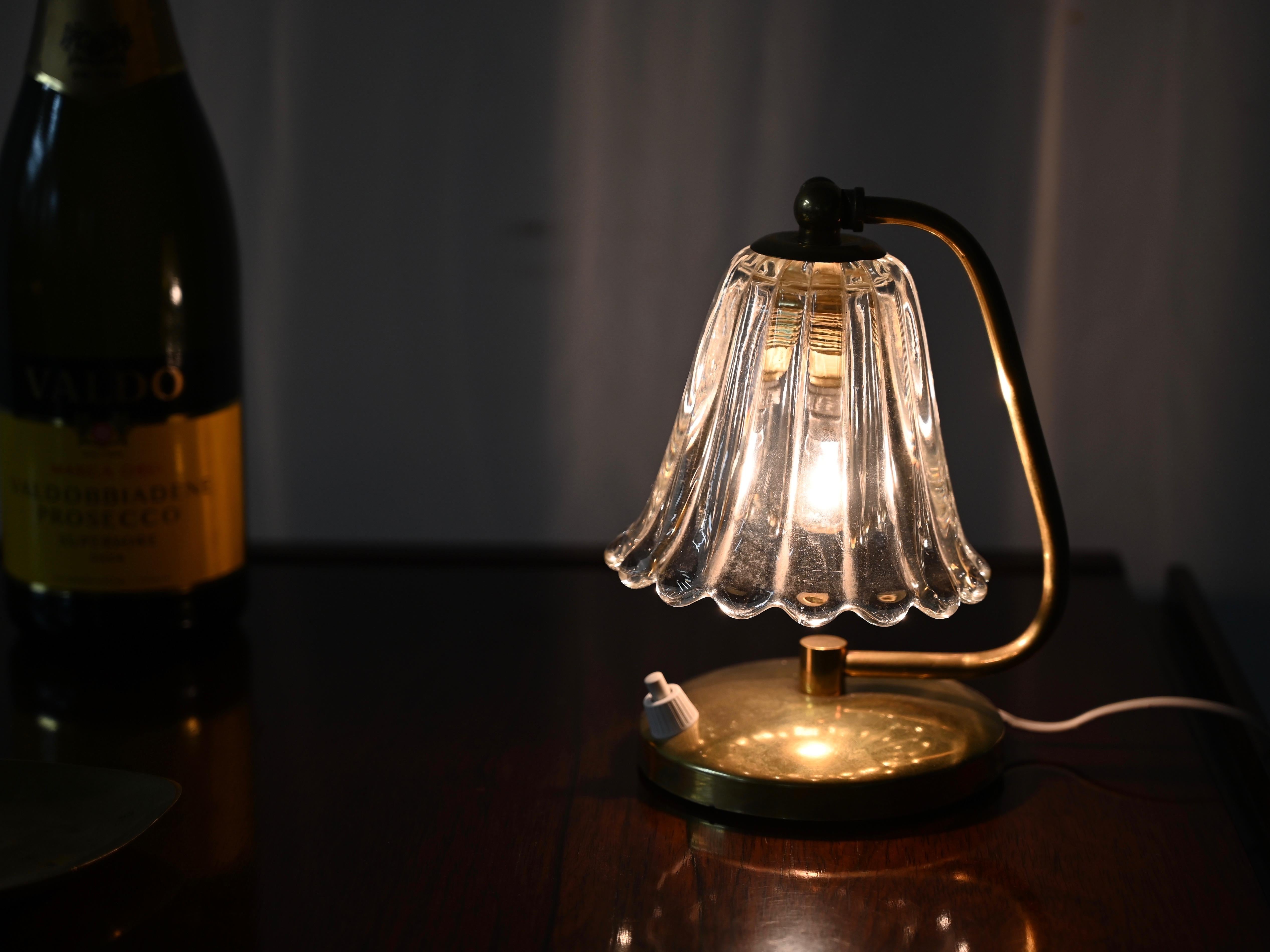 20ième siècle Lampe de table réglable en verre de Murano et laiton par Barovier, Italie, années 1940 en vente