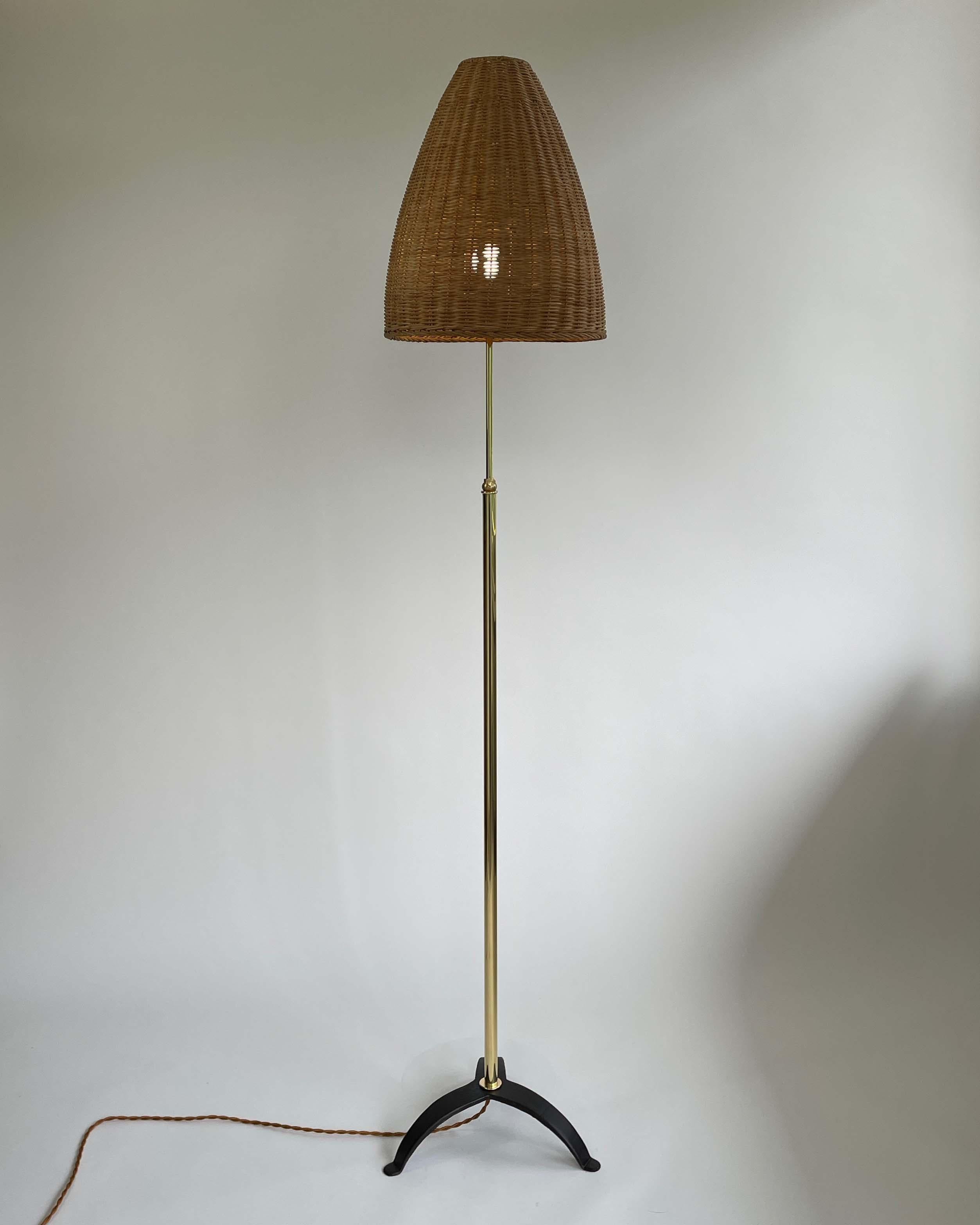 Adjustable 'Bienenkorb' Wicker Brass Floor Lamp, Jt Kalmar Style, Austria 1950s In Good Condition For Sale In NUEMBRECHT, NRW