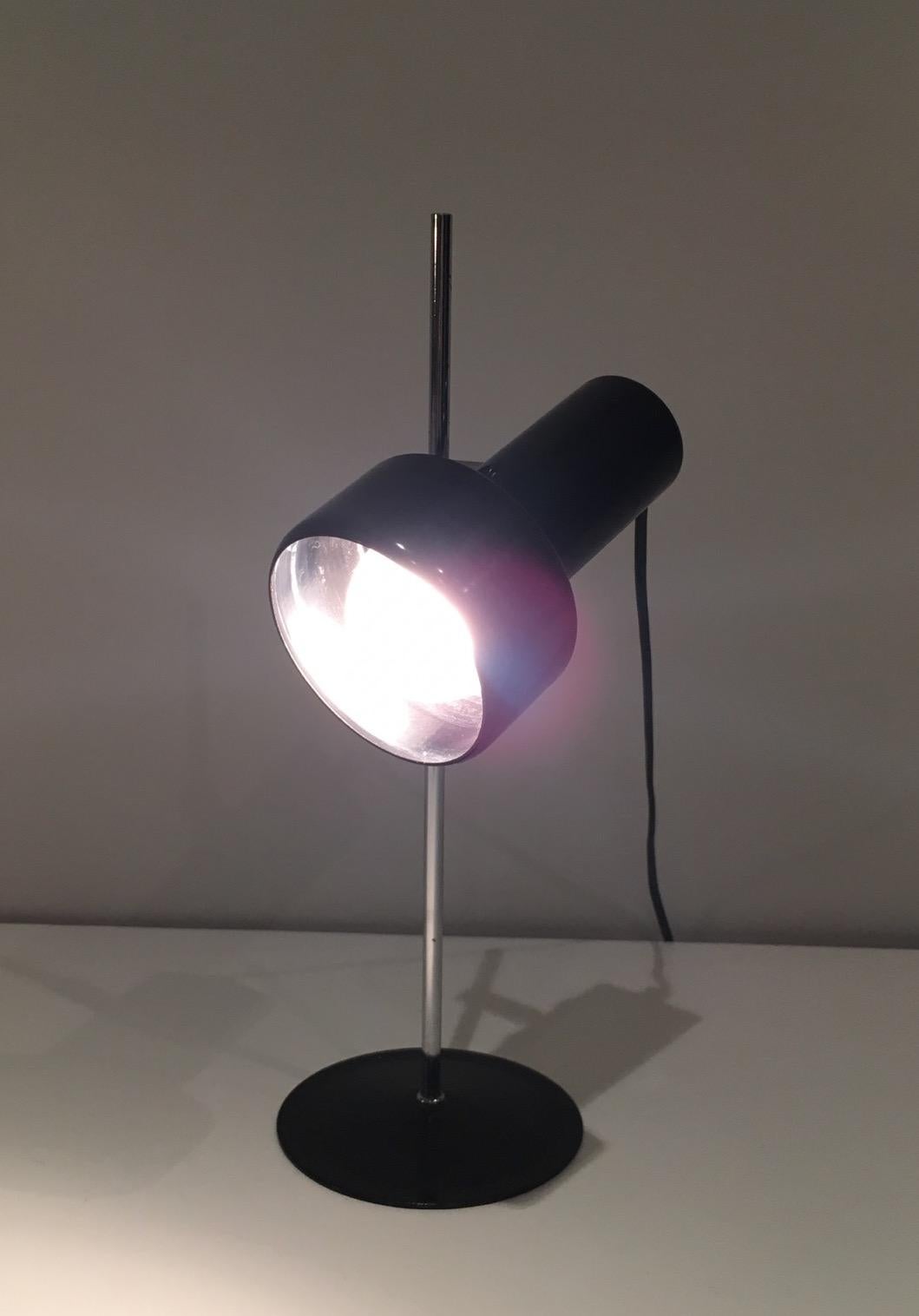 Français Lampe de bureau réglable en laque noire et chrome. Œuvres françaises, vers 1970 en vente