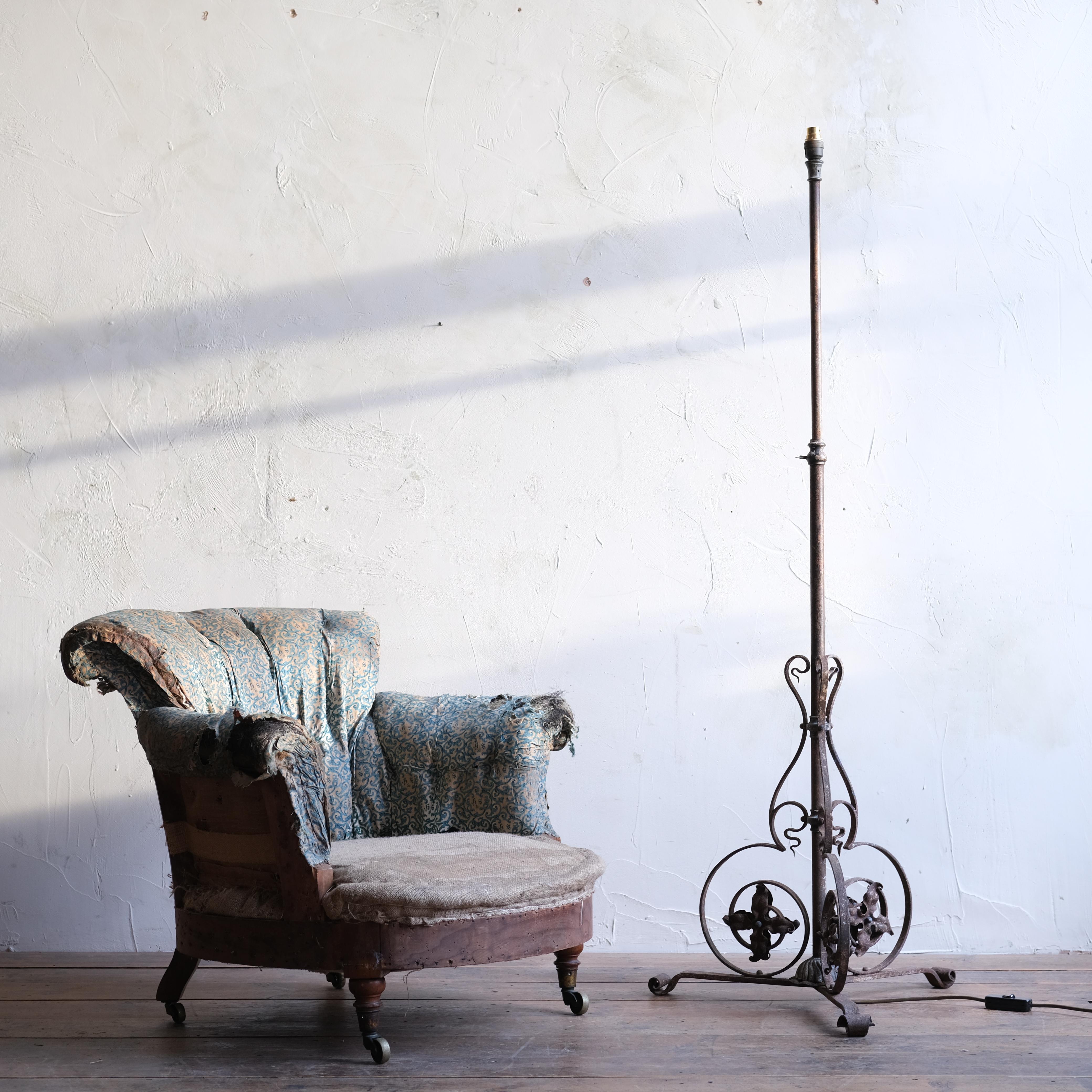 An attractive wrought iron blacksmith made floor lamp with nice patina throughout. 

180cm highest

57cm base

116cm lowest.