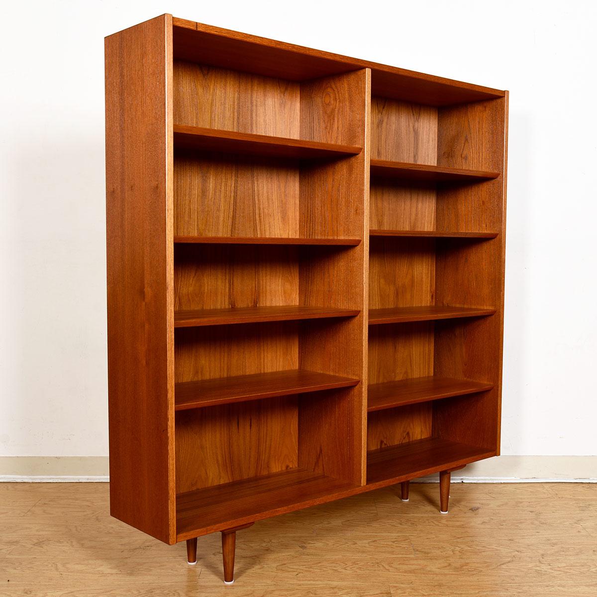 Adjustable Bookcase in Danish Modern Walnut In Good Condition For Sale In Kensington, MD