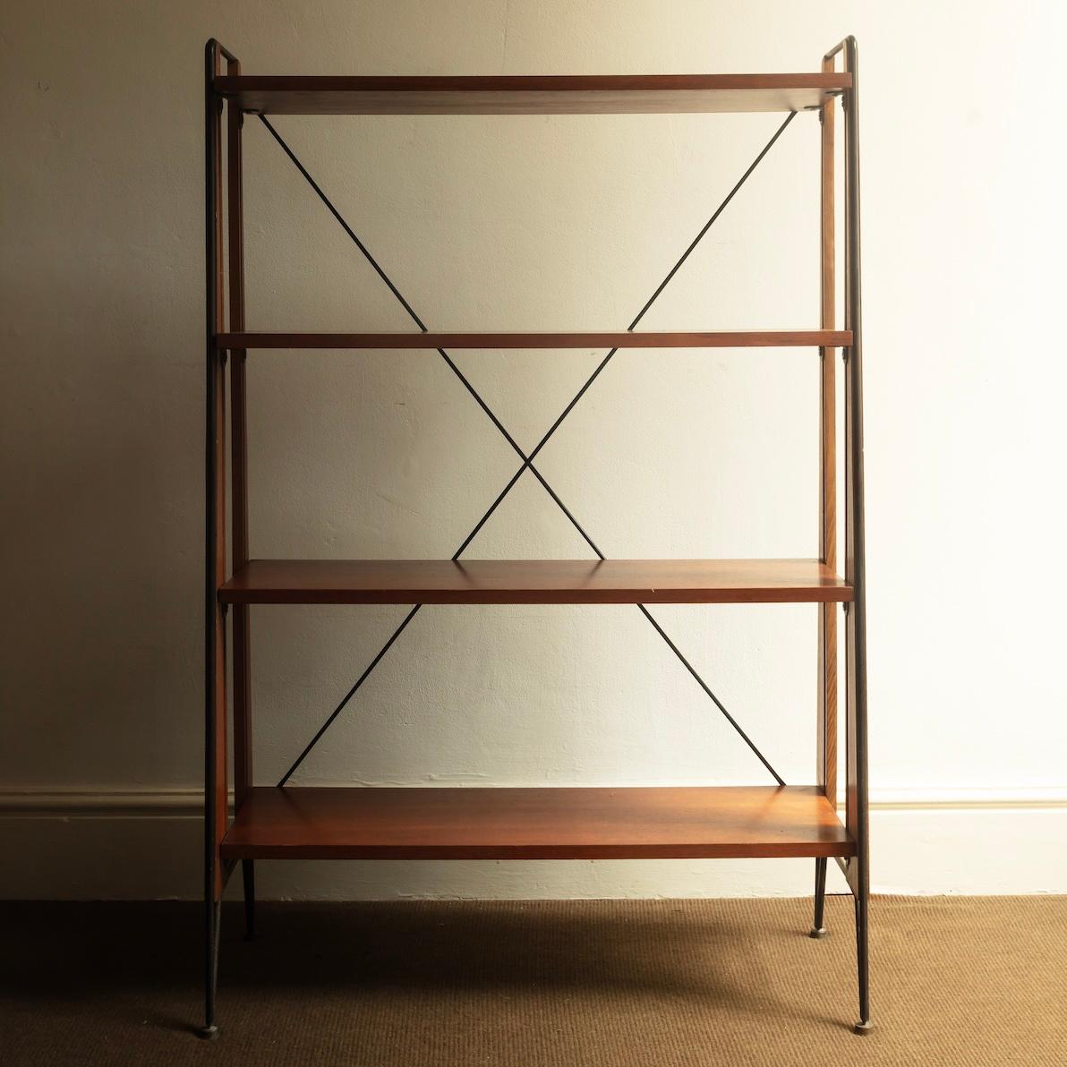 I ripiani in teak sono regolabili e sono sostenuti da una struttura in ferro annerito. Un'elegante libreria che si assottiglia dall'alto verso il basso.
Italiano anni '50
Dimensioni massime H. 122 x L. 85 x P. 36