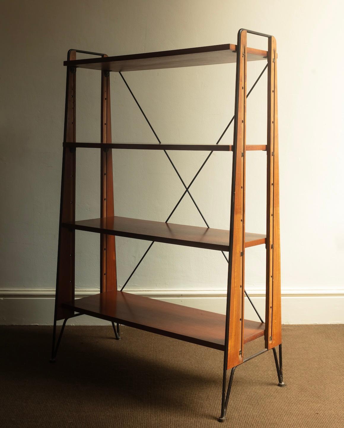 Libreria regolabile con ripiani in teak e struttura in ferro. Italiano anni '50. In condizioni buone in vendita a London, GB