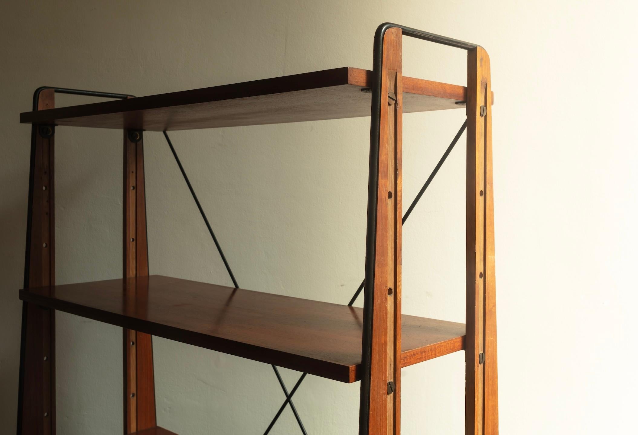 Metà XX secolo Libreria regolabile con ripiani in teak e struttura in ferro. Italiano anni '50. in vendita