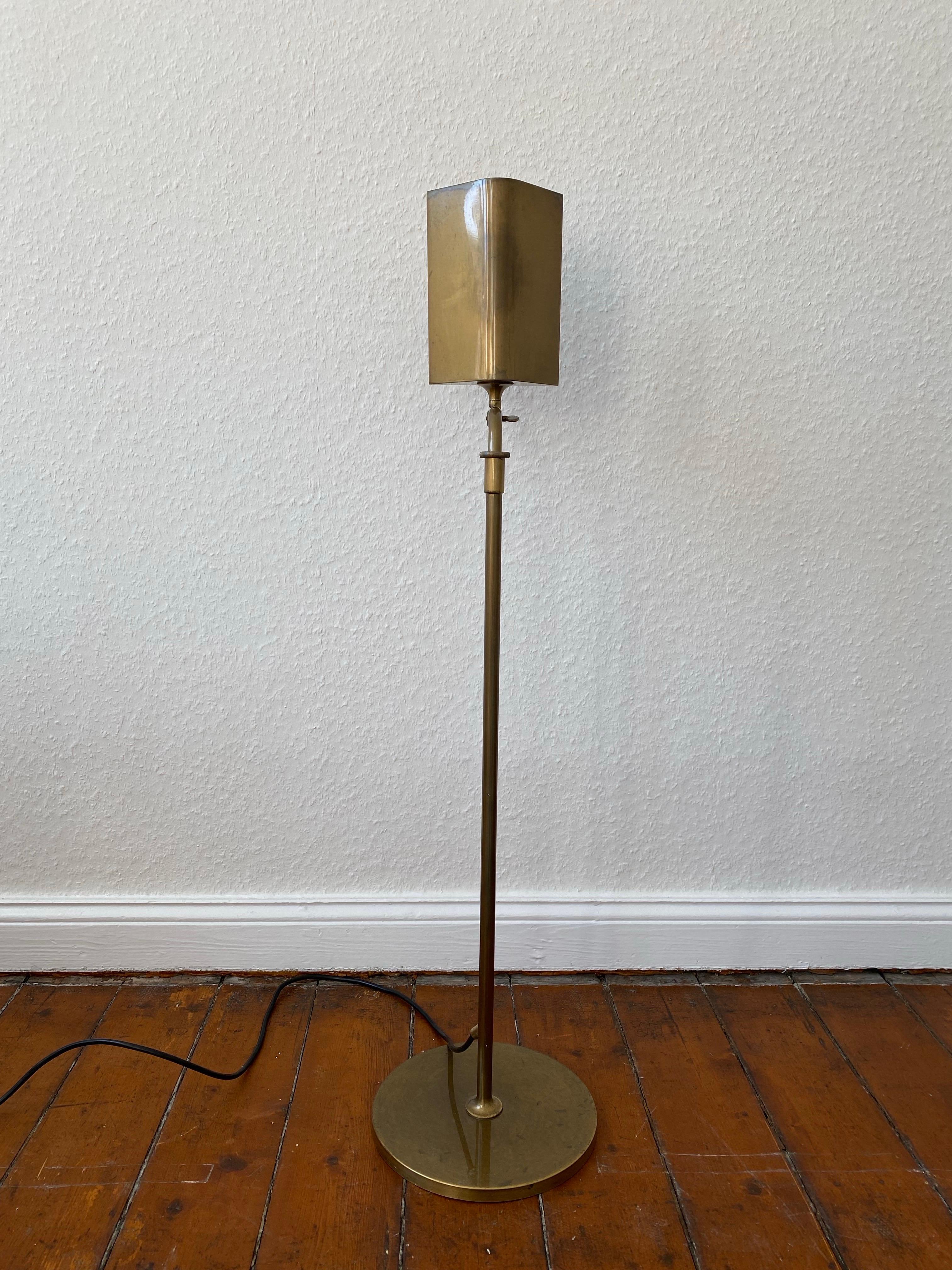 Lampadaire de lecture réglable en laiton Cervantes de Florian Schulz, années 1970 en vente 5